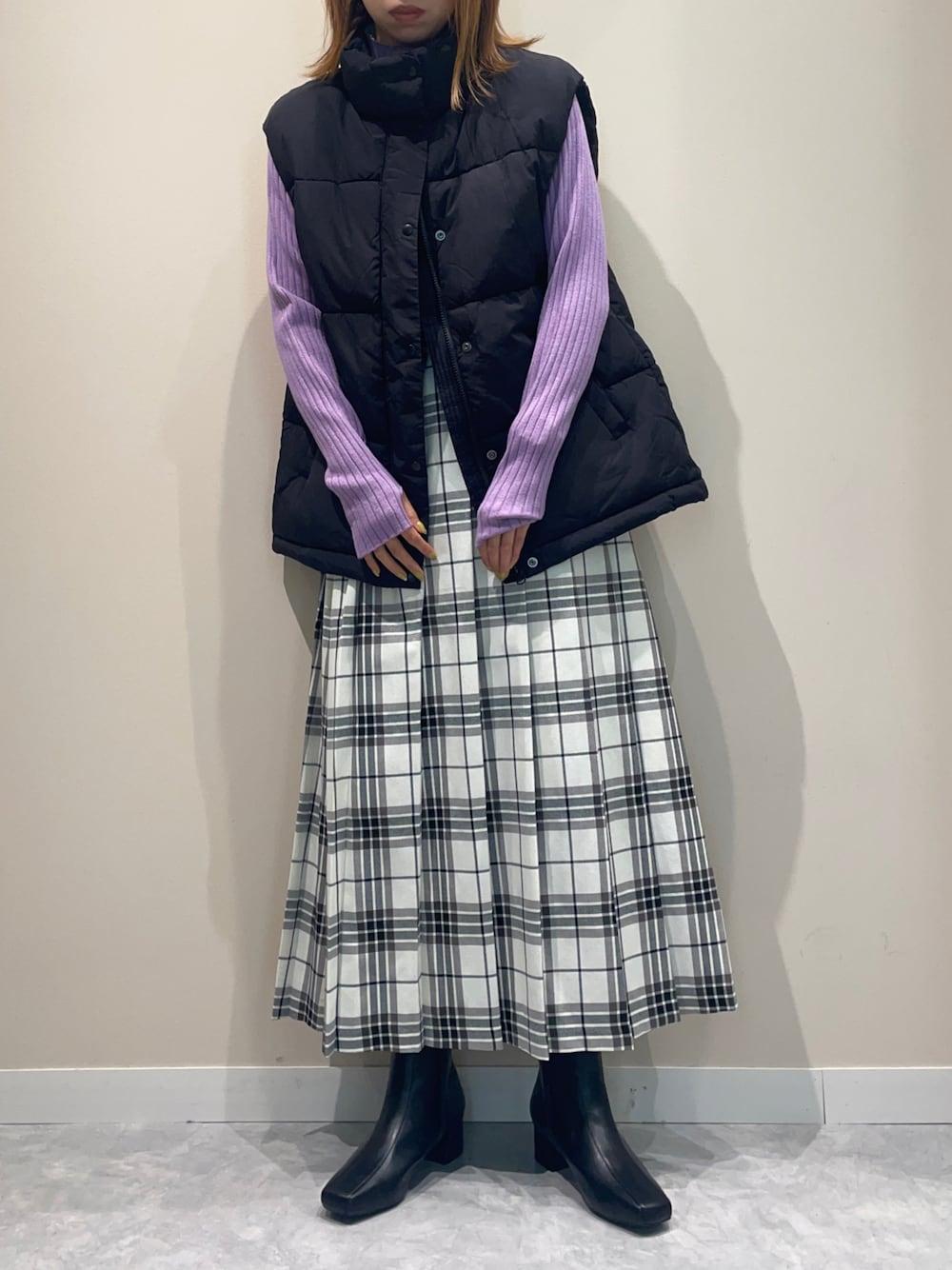 「冬コーデ、休日スタイル、大人カジュアル、ブーツスタイル、カラーコーデ、大人ガーリー、オトナカワイイ、ニット、プリーツスカート、ダウンベスト、チェックスカート、パープル」｜「LOWRYS FARMのチェックキルトスカート　170837（スカート、ホワイト系）」を使った、あわちゃんさん（レディース・164cm）の秋コーディネートの1枚目の写真