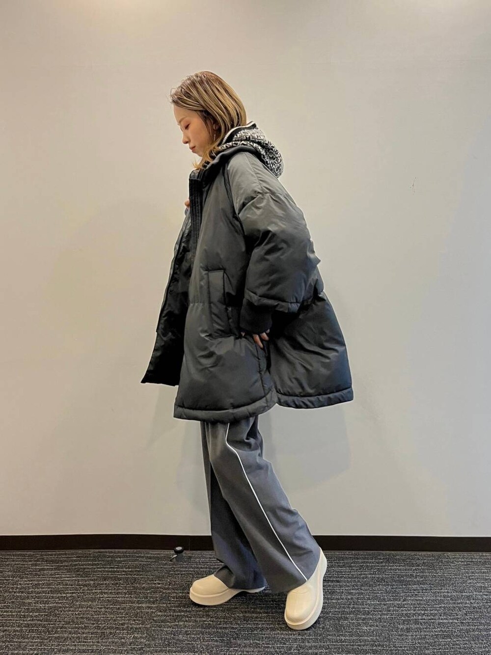 「カジュアル、ミーハー、高見え」｜「LOWRYS FARMのスタンドリブポンチョ　 963695（ポンチョ、グレー系）」を使った、あわちゃんさん（レディース・164cm）の冬コーディネートの1枚目の写真