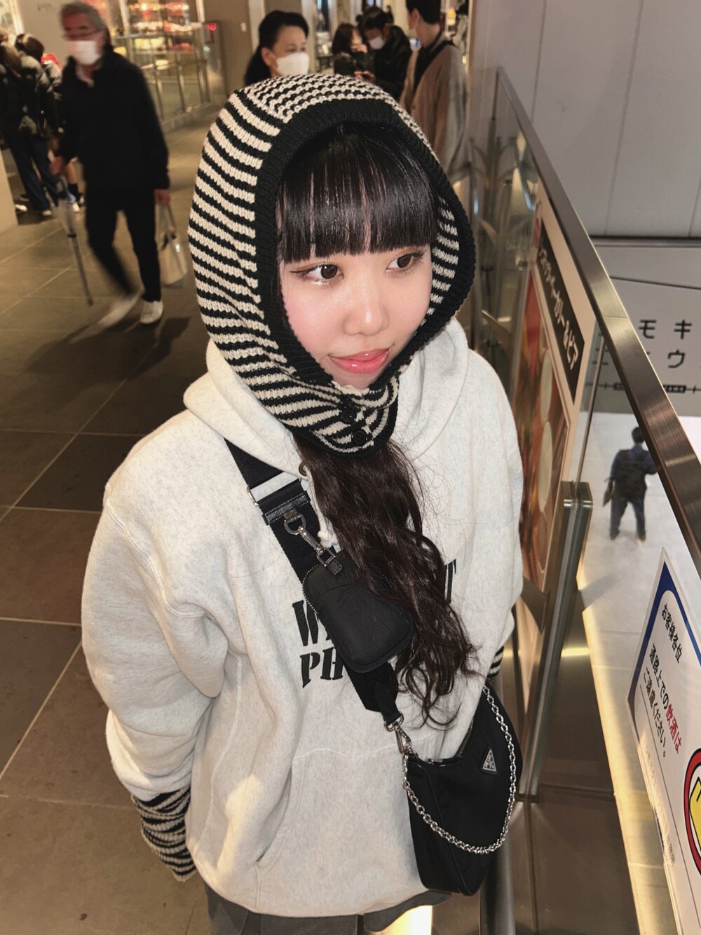 「秋コーデ、バラクラバ、アームウォーマー、雨の日コーデ、ロゴスウェット、未来のWEARISTAプロジェクト」｜「Championのアイテム（トップス、グレー系）」を使った、manaさん（レディース・162cm）の秋コーディネートの1枚目の写真