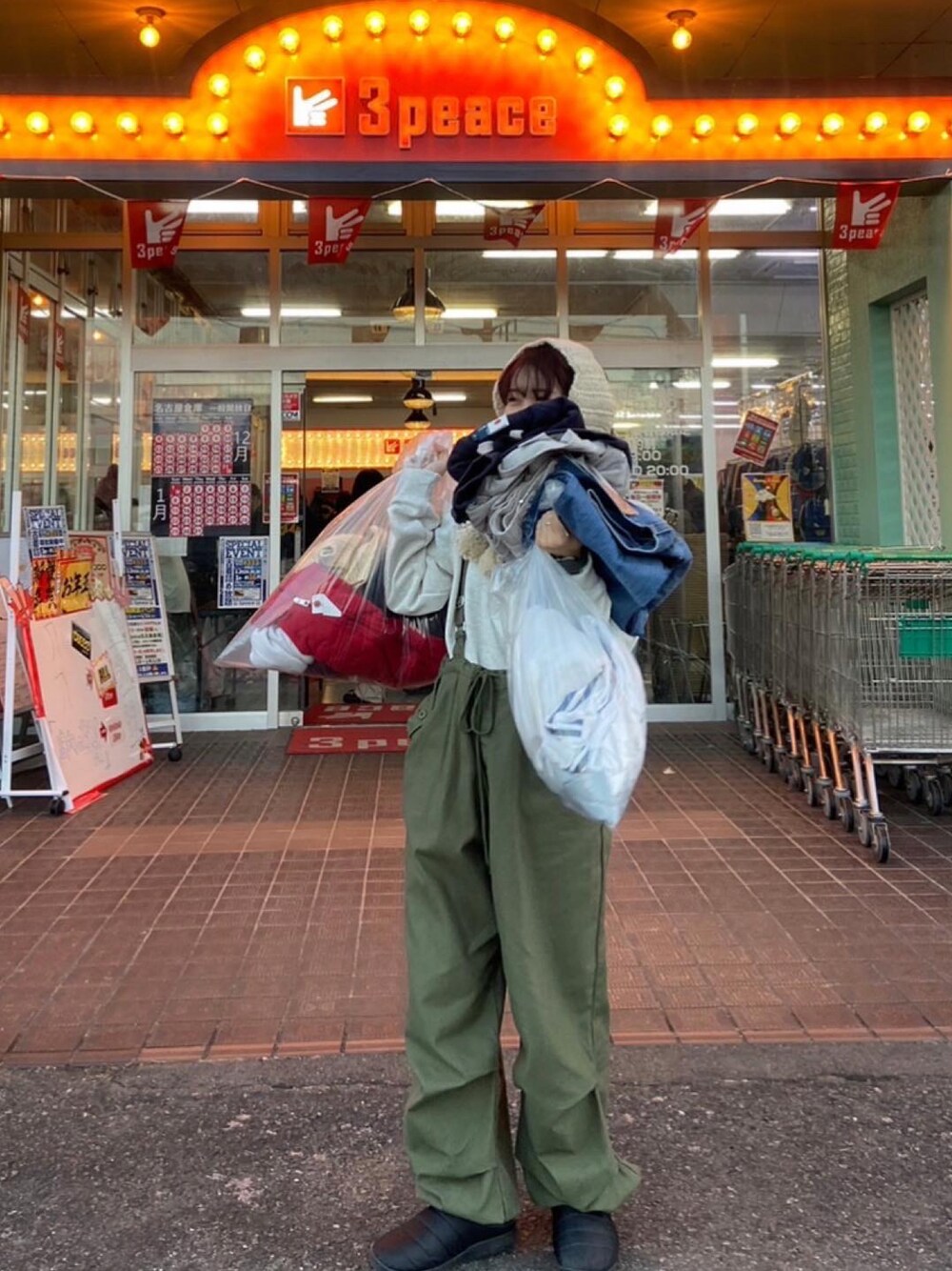 「ニットイヤーマフ、イヤーマフ、ミリタリーコーデ」｜「MONO-MART LADY'Sの2WAYミリタリーサスペンダー付きワイドスノーパンツ（サロペット/オーバーオール、グリーン系）」を使った、もちざねさん（レディース・160cm）の冬コーディネートの1枚目の写真