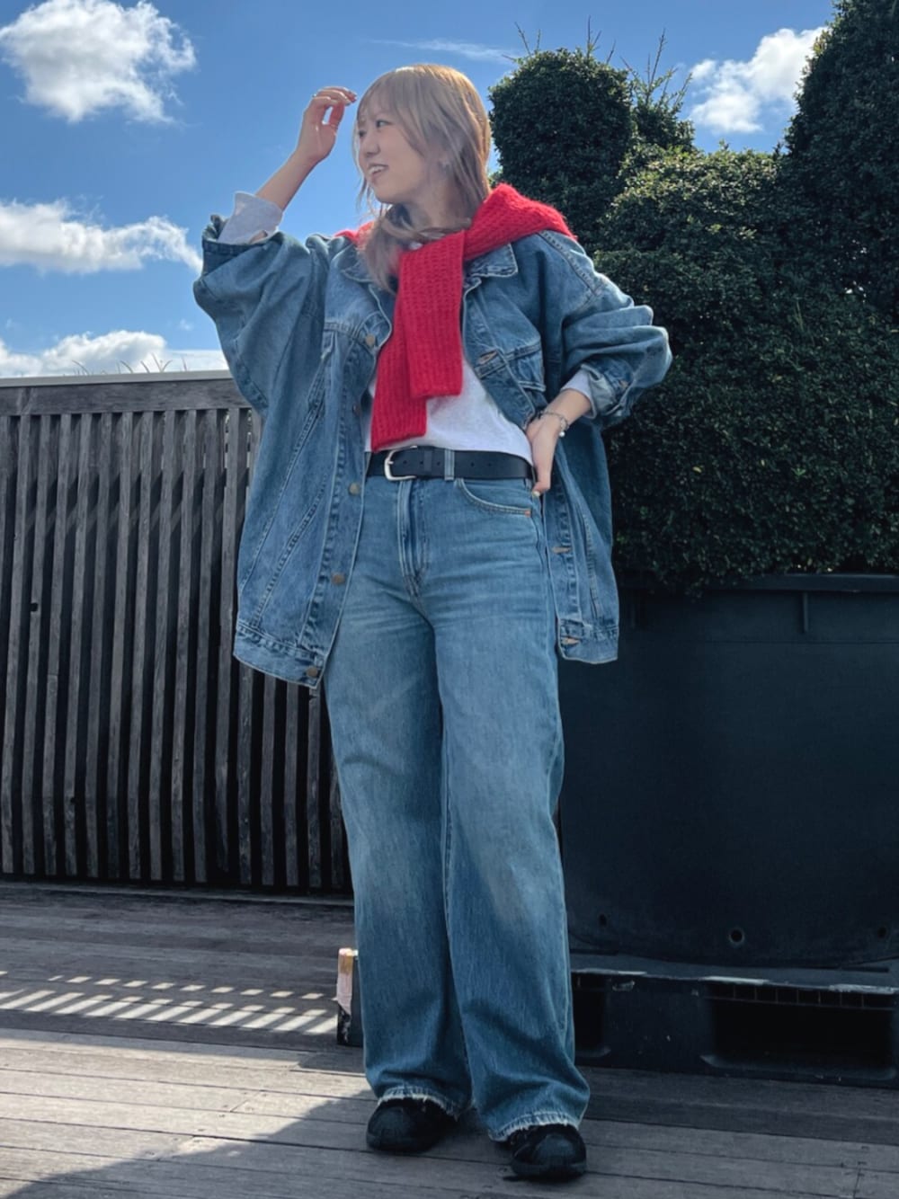 ブルー系のデニムパンツ、ブルー系のデニムジャケット、グレー系のTシャツ/カットソーを着用したレディースの秋コーディネートの1枚目の写真