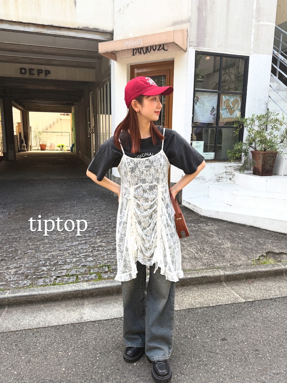 「レイヤードスタイル、ワイドパンツ、夏ファッション、大人女子、韓国ファッション、おでかけコーデ、お洒落さんとつながりたい、大人ファッション、スカートスタイル、ガーリーコーデ、カジュアル、カジュアルコーデ、カジュアルガーリー、大人カジュアル、tiptop」｜「tiptopの【ZOZO限定アイテム/サイズ展開あり】ウエスト調整ボタン付きワイドパンツ（デニムパンツ、ブルー系）」を使った、シホ🌷さん（骨格ウェーブ・レディース・155cm）の春コーディネートの1枚目の写真
