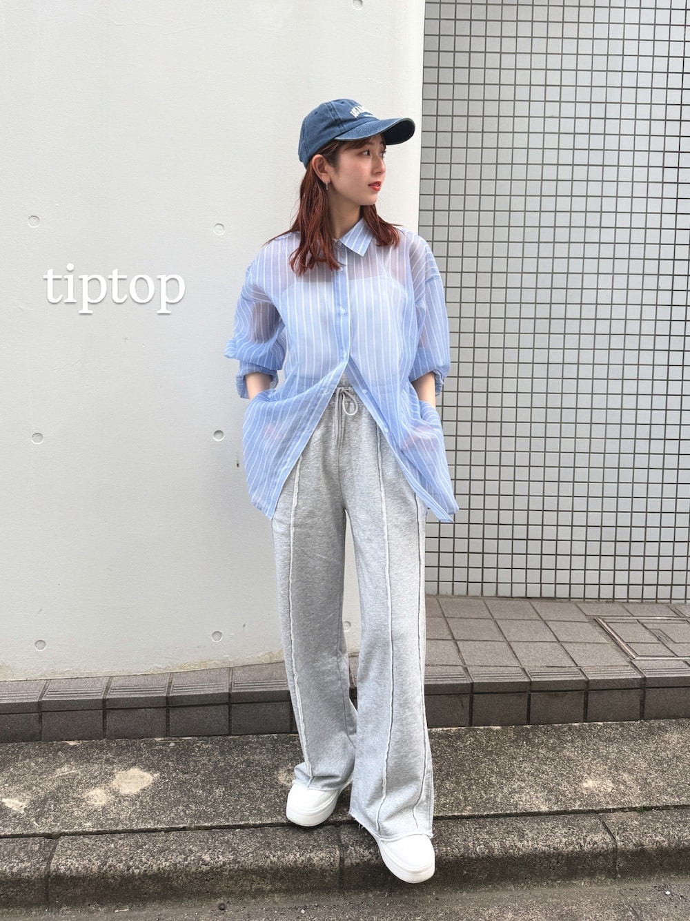 「やっぱり帽子が好き、ワイドパンツ、スウェット、スウェットパンツ、雨の日コーデ、梅雨対策、tiptop、ストライプ、ストライプシャツ、シャツコーデ、カジュアルコーデ、ラフコーデ、ラフスタイル、ラフ、楽チンコーデ」｜「tiptopのシアーアソートBIGシャツ（シャツ/ブラウス、ブルー系）」を使った、シホ🌷さん（骨格ウェーブ・レディース・155cm）の春コーディネートの1枚目の写真