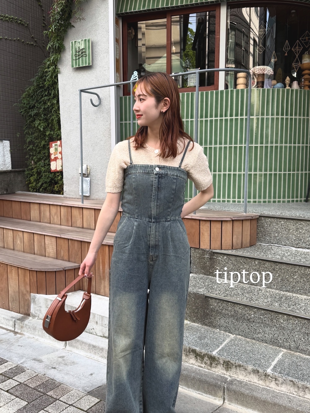 「雨の日コーデ、夏コーデ、夏服、オトナ女子、ゆるコーデ、カジュアルスタイル、デニム、オールインワン、デニムコーデ、最近のいい感じコーデ、ワイドデニム、サロペット、カーディガン、tiptop、tiptop_pocket」｜「tiptopのダブルポケット付き半袖カーディガン（カーディガン/ボレロ、ホワイト系）」を使った、シホ🌷さん（骨格ウェーブ・レディース・155cm）の夏コーディネートの1枚目の写真