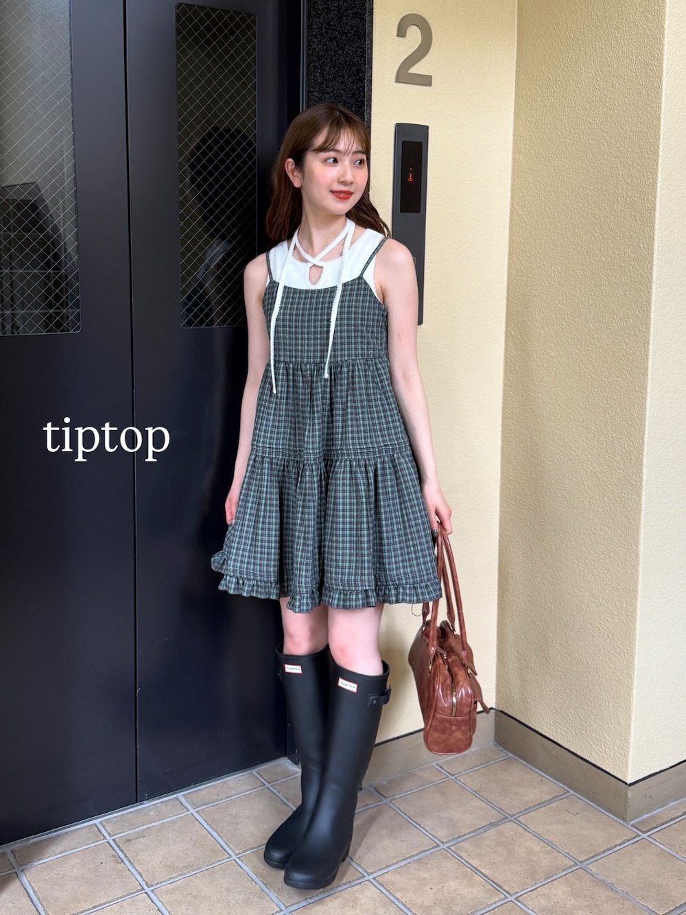 「夏コーデ、雨の日コーデ、梅雨コーデ、ミニワンピ、ミニスカート、タンクトップ、キャミワンピ、ワンピース、ワンピーススタイル、ワンピースコーデ、レインブーツ、韓国ファッション、オトナ女子、tiptop、おしゃれさんと繋がりたい」｜「tiptopの【新色登場】チェック/コットンフリルキャミミニワンピース（ワンピース、グレー系）」を使った、シホ🌷さん（骨格ウェーブ・レディース・155cm）の夏コーディネートの1枚目の写真
