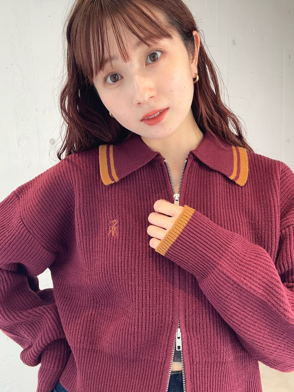 「秋っぽコーデ更新中、秋のコーデ、お出かけコーデ、ニット、カーディガン、セーター、ボルドー、バーガンディー、秋服、きれいめコーデ、カジュアルコーデ、カジュアル、秋冬コーデ、tiptop、プチプラコーデ」｜「tiptopの【2024AW新色登場】ライン衿ジップブルゾン（ニット/セーター、レッド系）」を使った、シホ🌷さん（骨格ウェーブ・レディース・155cm）の秋コーディネートの1枚目の写真