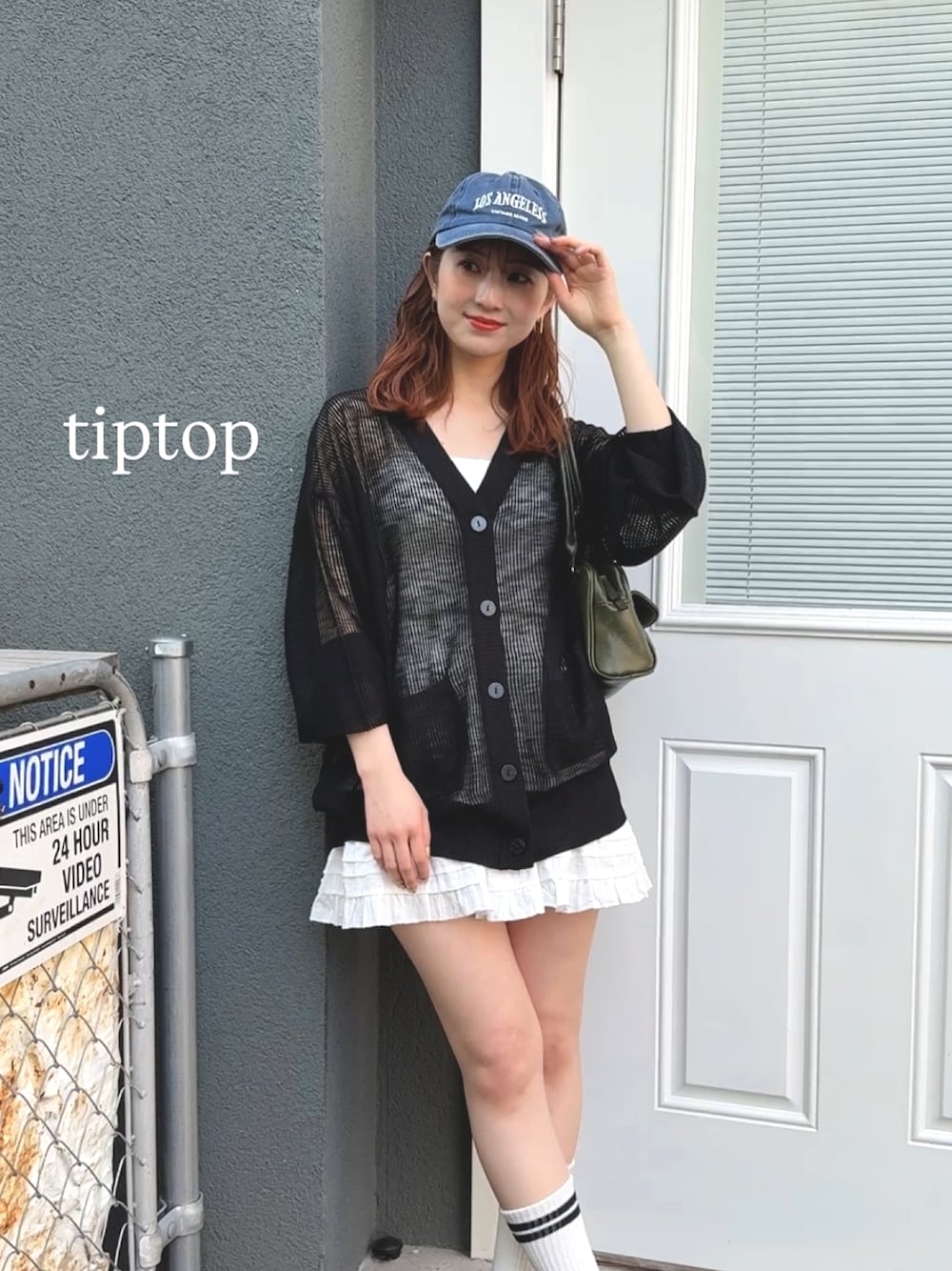 「最近のいい感じコーデ、韓国ファッション、tiptop、着回しコーデ、お出かけコーデ、大人女子、春夏コーデ、お洒落さんとつながりたい、モノトーンコーデ、カーディガン、ミニスカート、ミニスカ、オトナカワイイ、大人ガーリー、ラクチンコーデ」｜「tiptopのスラブシアーVネックBIGカーディガン（カーディガン/ボレロ、ブラック系）」を使った、シホ🌷さん（骨格ウェーブ・レディース・155cm）の春コーディネートの1枚目の写真