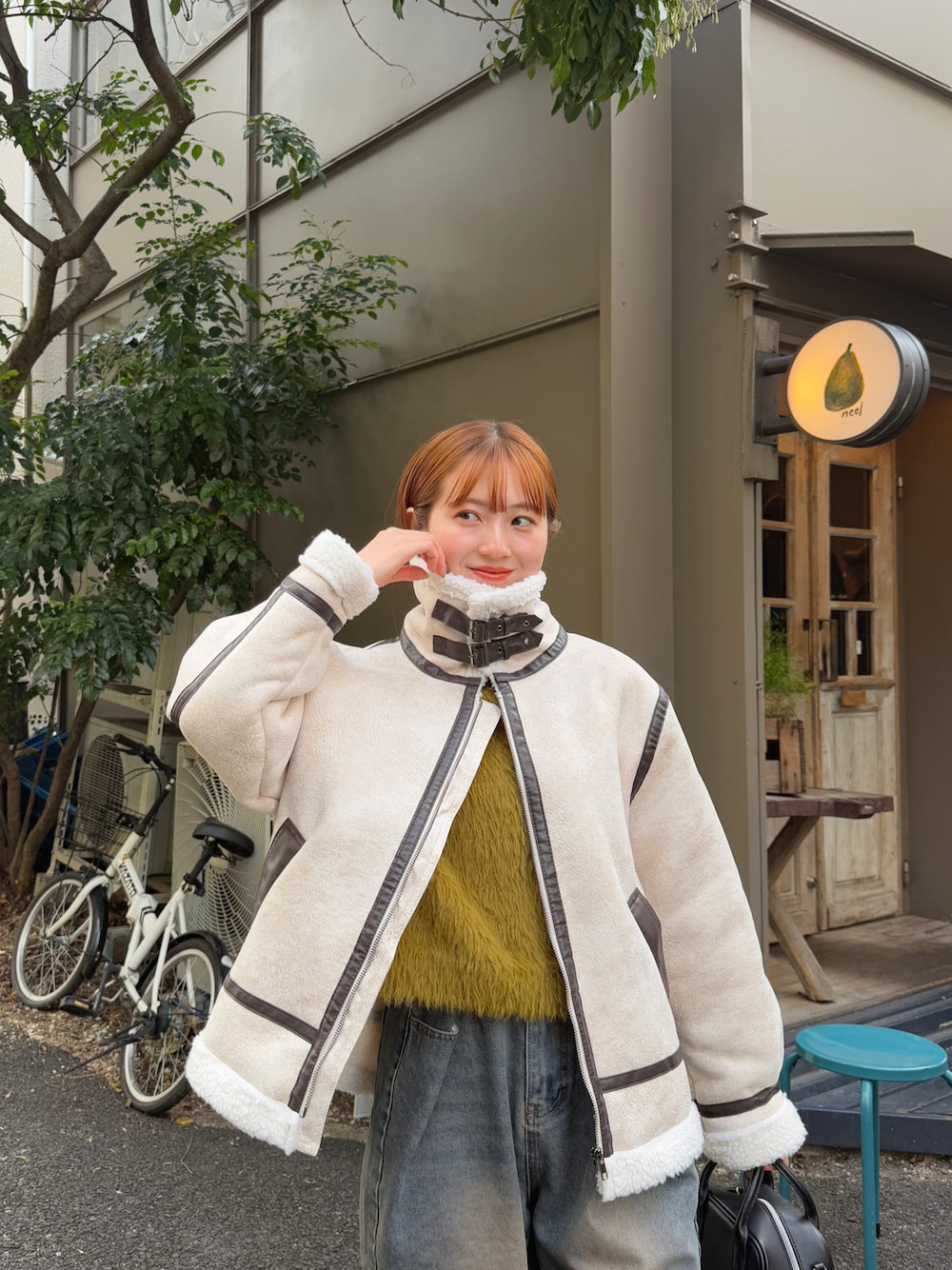 「冬コーデ、ホワイトコーデ、クリスマスに着たい服、マイベストコーデ2024、tiptop、カラーコーデ、ムートンコート、ブルゾン、休日スタイル、おでかけコーデ、今日のコーデ、大人コーデ、オトナカワイイ、ニットコーデ、大人女子」｜「tiptopの【丈が選べる2サイズ】起毛フェザーニットプルオーバー（ニット/セーター、グリーン系）」を使った、シホ🌷さん（骨格ウェーブ・レディース・155cm）の冬コーディネートの1枚目の写真