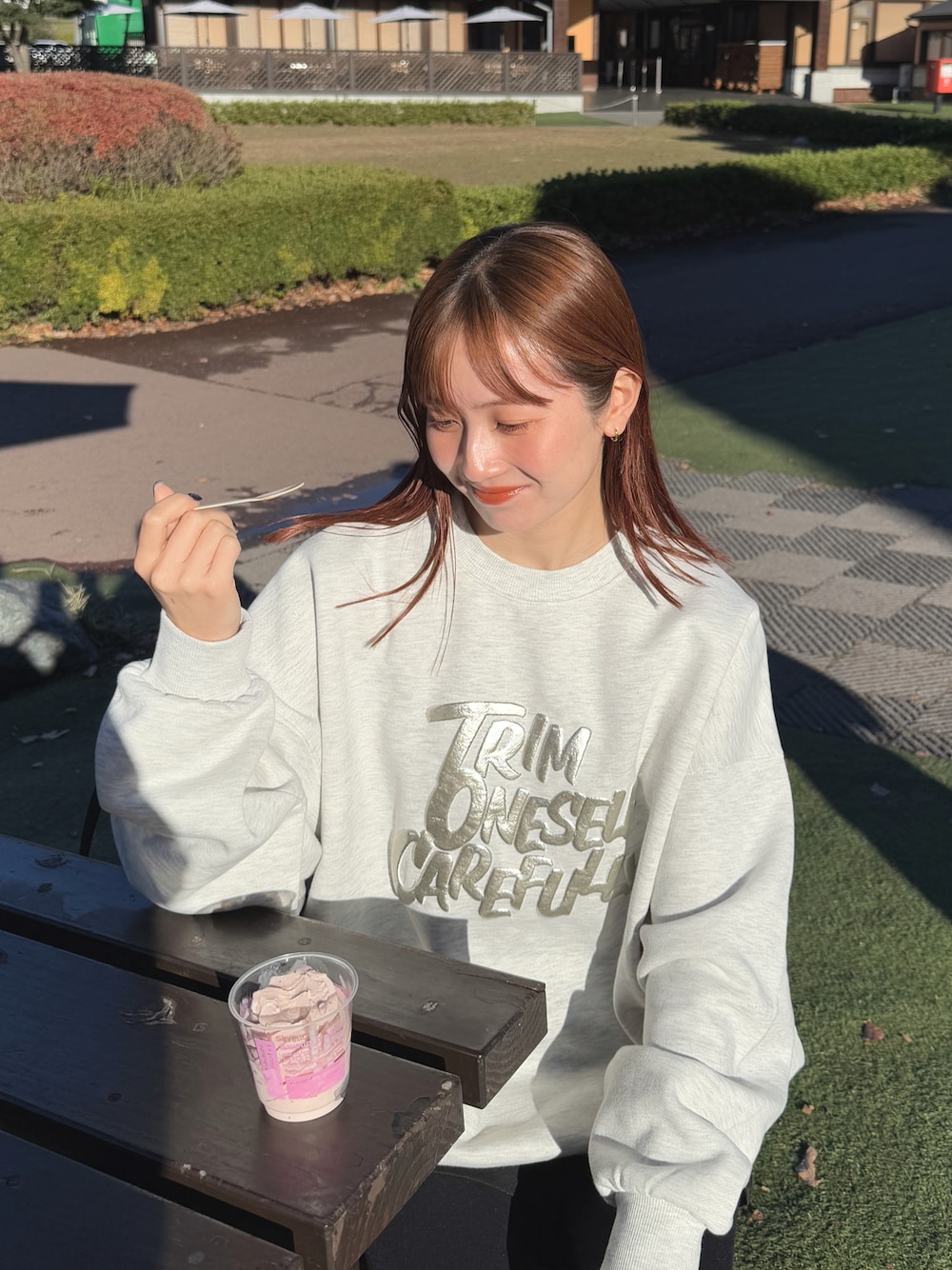 「秋服、ハイキング、tiptop、スウェット、オトナカジュアル、ゆるコーデ、カジュアル、カジュアルコーデ、楽ちんコーデ、楽チンコーデ、ママコーデ、大人女子、低身長コーデ、低身長、ootd」｜「tiptopの裏起毛アソート箔プリントスウェット（スウェット、グレー系）」を使った、シホ🌷さん（骨格ウェーブ・レディース・155cm）の秋コーディネートの1枚目の写真