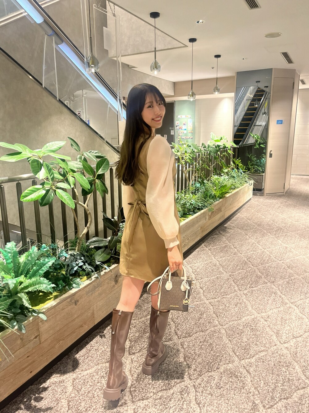 「梅田」｜「MICHAEL KORSのアイテム（ショルダーバッグ、ブラウン系）」を使った、ちさとさん（レディース・161cm）の秋コーディネートの1枚目の写真