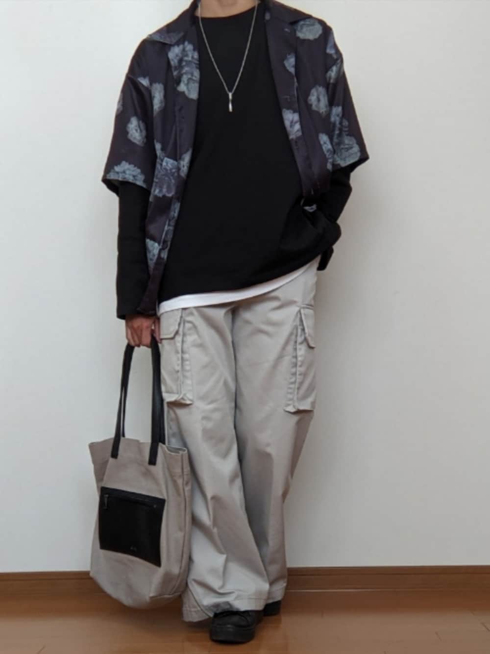 「ロンT、カーゴパンツ、フレアパンツ、柄シャツ、レイヤード、トートバッグ」｜「CLELの【CLEL】Canvas Tote Bag / キャンバストートバッグ（トートバッグ、グレー系）」を使った、オト_Otoさん（メンズ・170cm）の秋コーディネートの1枚目の写真