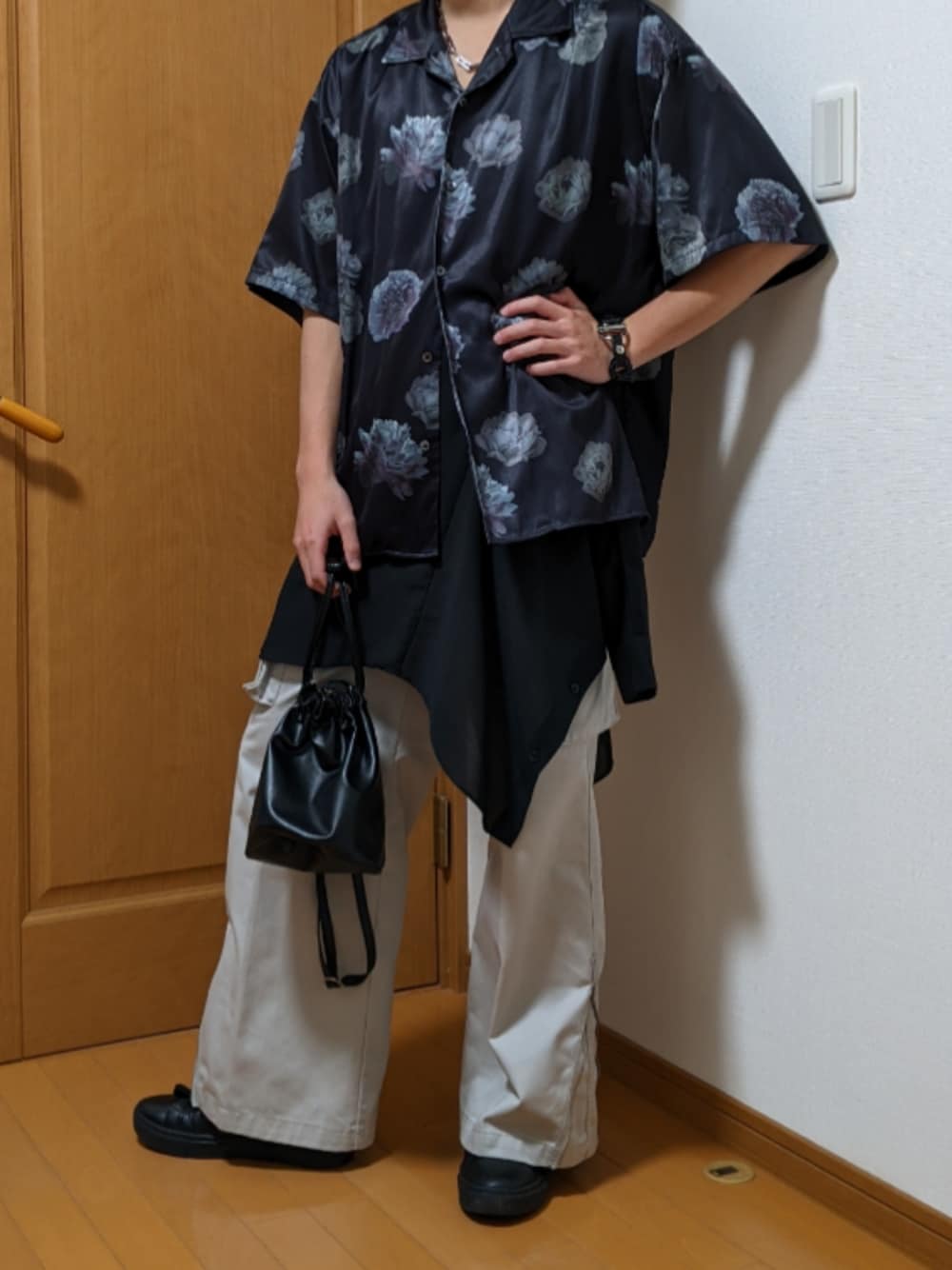 「春めき満開コーデ、モード、柄シャツ、スカート、シャツ、カーゴパンツ、フレアパンツ、ギミックパンツ、おでかけコーデ、今日のコーデ、巾着バッグ、花柄」｜「ADRERの【ADRER】surgical stainless necklace / サージカルステンレスネックレス（ネックレス、シルバー系）」を使った、オト_Otoさん（メンズ・170cm）の春コーディネートの1枚目の写真
