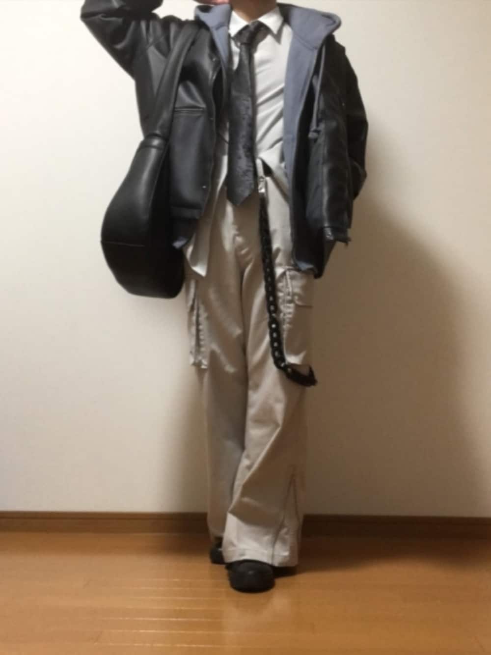 「ADRER、CLEL、MONO-MART、DEVICE(DEVICE)、カーゴパンツ、ネクタイ、スクールテイスト、レザーブルゾン、パーカー、ウォレットチェーン、ショルダーバッグ、真冬のあったかスタイル」｜「GUのアイテム（シャツ/ブラウス、グレー系）」を使った、オト_Otoさん（メンズ・170cm）の冬コーディネートの1枚目の写真