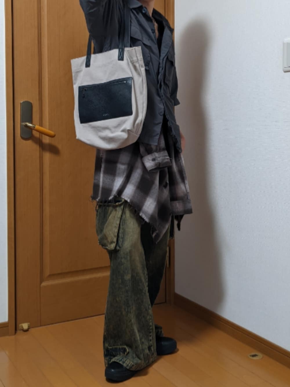 「ミリタリー、ワーク、ナイロンシャツ、チェックシャツ、腰巻きスタイル、デニムパンツ、フレアパンツ、カーゴパンツ、トートバッグ、おでかけコーデ」｜「GUのアイテム（シャツ/ブラウス、グレー系）」を使った、オト_Otoさん（メンズ・170cm）の春コーディネートの1枚目の写真