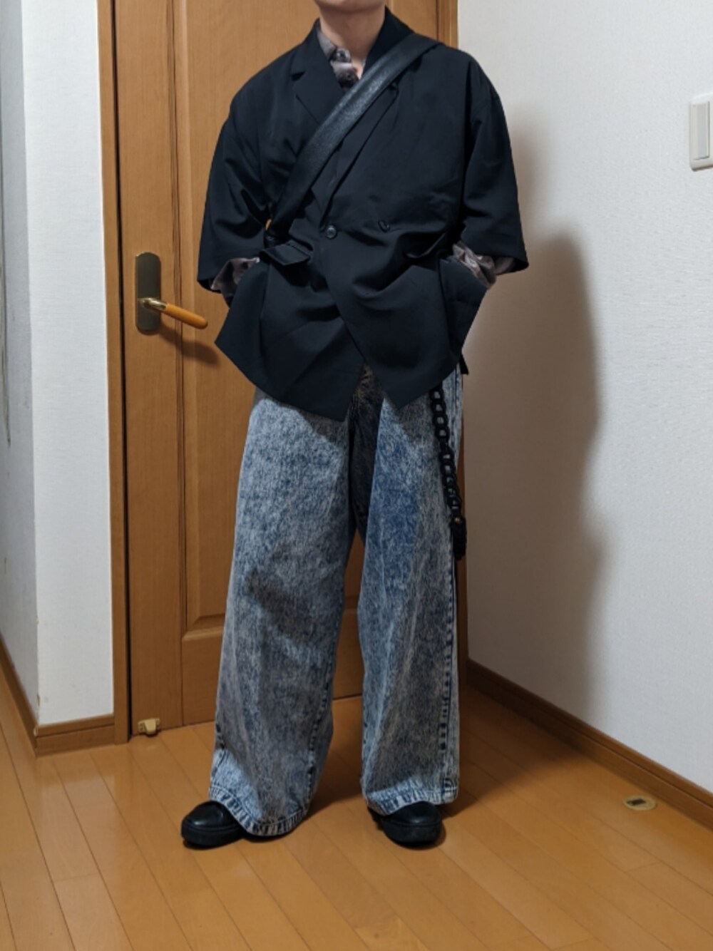 「シャツ、デニムパンツ、ワイドパンツ、サスペンダー、テーラードジャケット、レイヤード、セパレート、ウオレットチェーン、ヴィンテージ、きれいめカジュアル、ショルダーバッグ、春コーデ、おでかけコーデ」｜「CLELの【CLEL】Vintage Design Damage Check Shirt/ヴィンテージデザイン ダメージチェックシャツ（シャツ/ブラウス、ブラウン系）」を使った、オト_Otoさん（メンズ・170cm）の春コーディネートの1枚目の写真