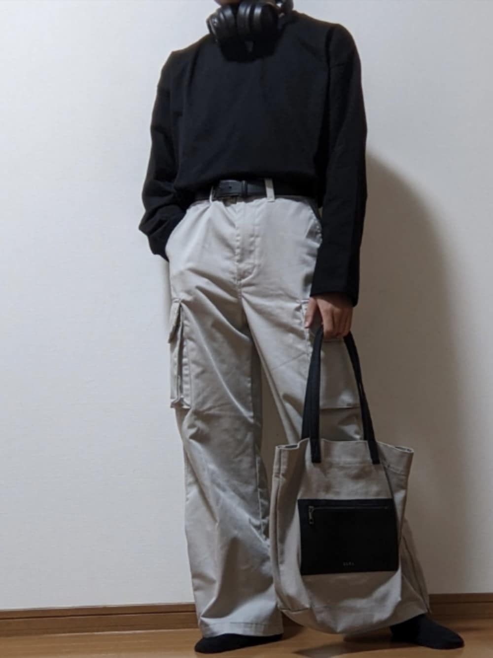 「カーゴパンツ、ロンT、タックイン、トートバッグ、スタイルアップ、秋コーデ、CLEL、ADRER」｜「CLELの【CLEL】Functionary cotton heavyweight  T-shirt/ファンクショナリーコットン ヘビーウェイトTシャツ（Tシャツ/カットソー、ブラック系）」を使った、オト_Otoさん（メンズ・170cm）の秋コーディネートの1枚目の写真