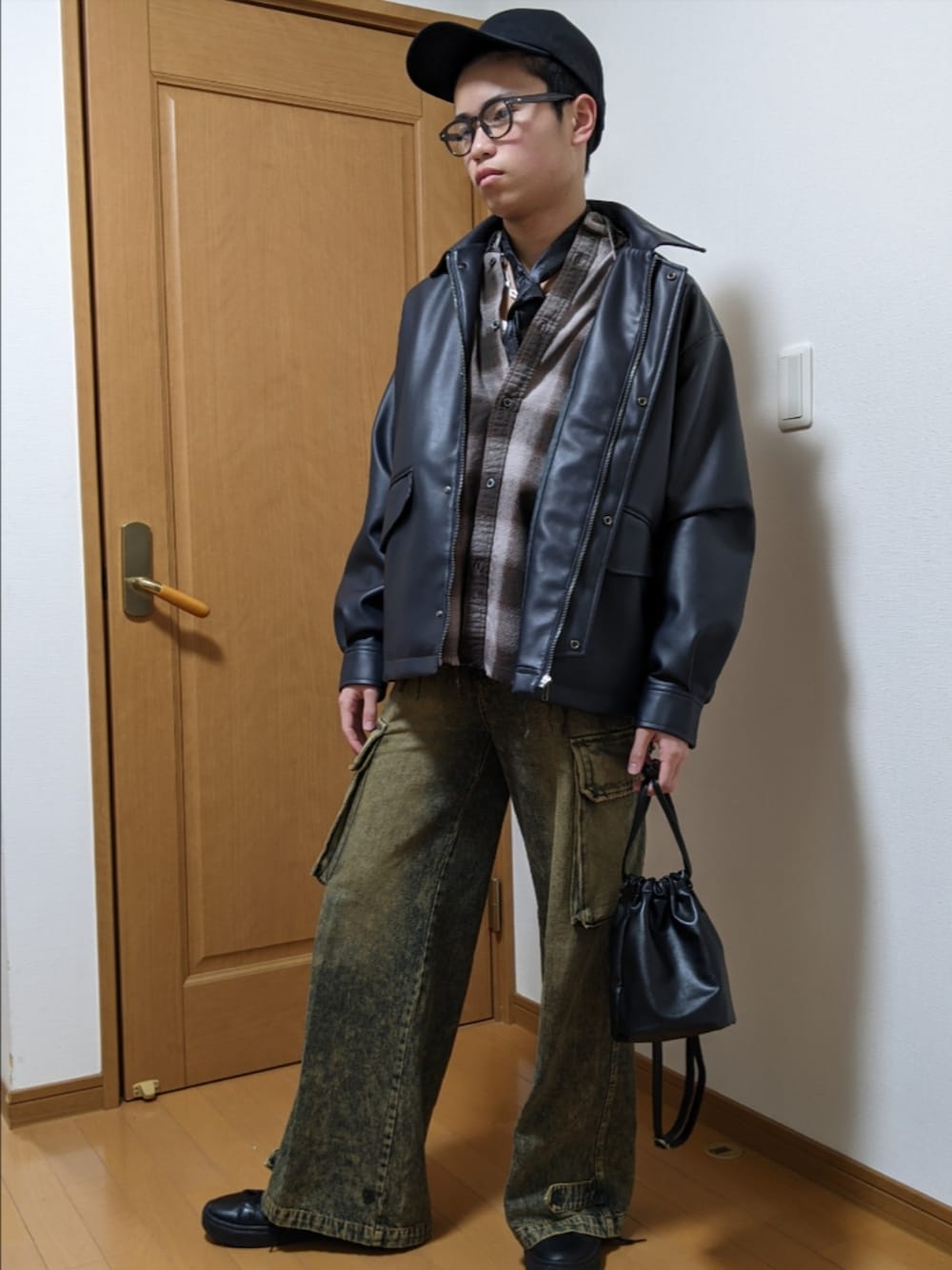 「レイヤードスタイル、ネックレス、ネクタイ、シャツ、レザーブルゾン、デニムパンツ、カーゴパンツ、ヴィンテージ、サングラス、メガネ男子、キャップ、スクールコーデ、キンチャクバッグ、アースカラー」｜「GUのアイテム（キャップ、ブラック系）」を使った、オト_Otoさん（メンズ・170cm）の春コーディネートの1枚目の写真
