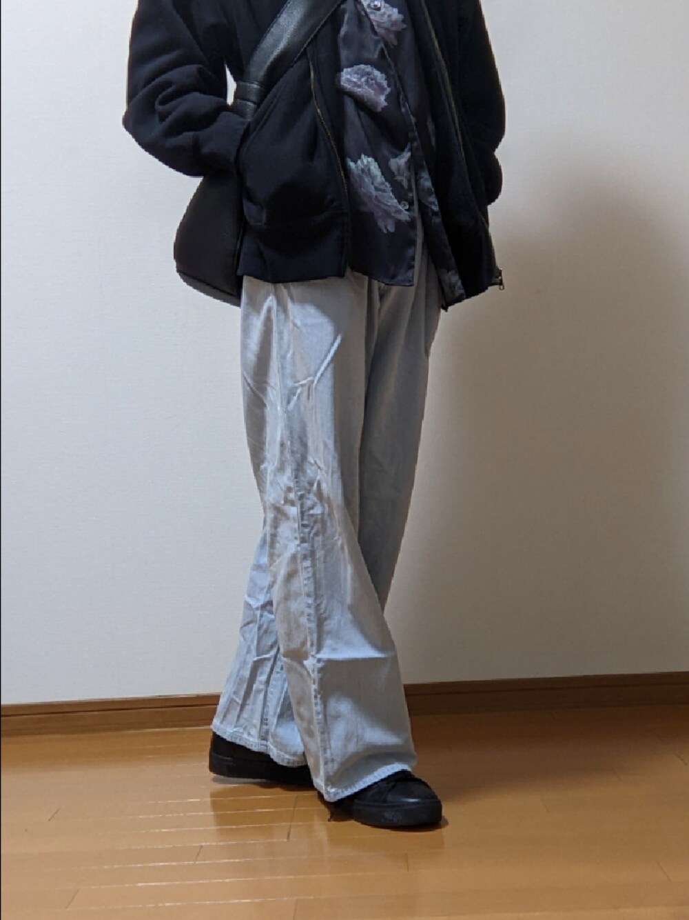 「秋っぽコーデ更新中、レイヤードスタイル、デニムパンツ、ジップパーカー」｜「GUのアイテム（パーカー、ブラック系）」を使った、オト_Otoさん（メンズ・170cm）の秋コーディネートの1枚目の写真