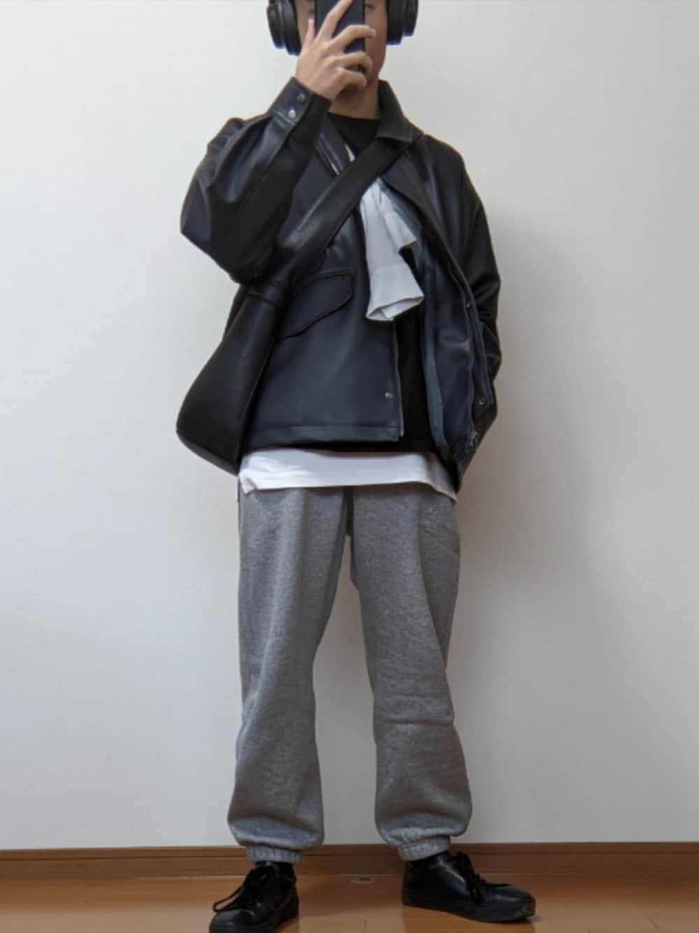 「最近のいい感じコーデ、スウェットパンツ、レザーブルゾン、カジュアル、シャツ、レイヤードスタイル、ヘッドホン」｜「GUのアイテム（スウェットパンツ、グレー系）」を使った、オト_Otoさん（メンズ・170cm）の秋コーディネートの1枚目の写真