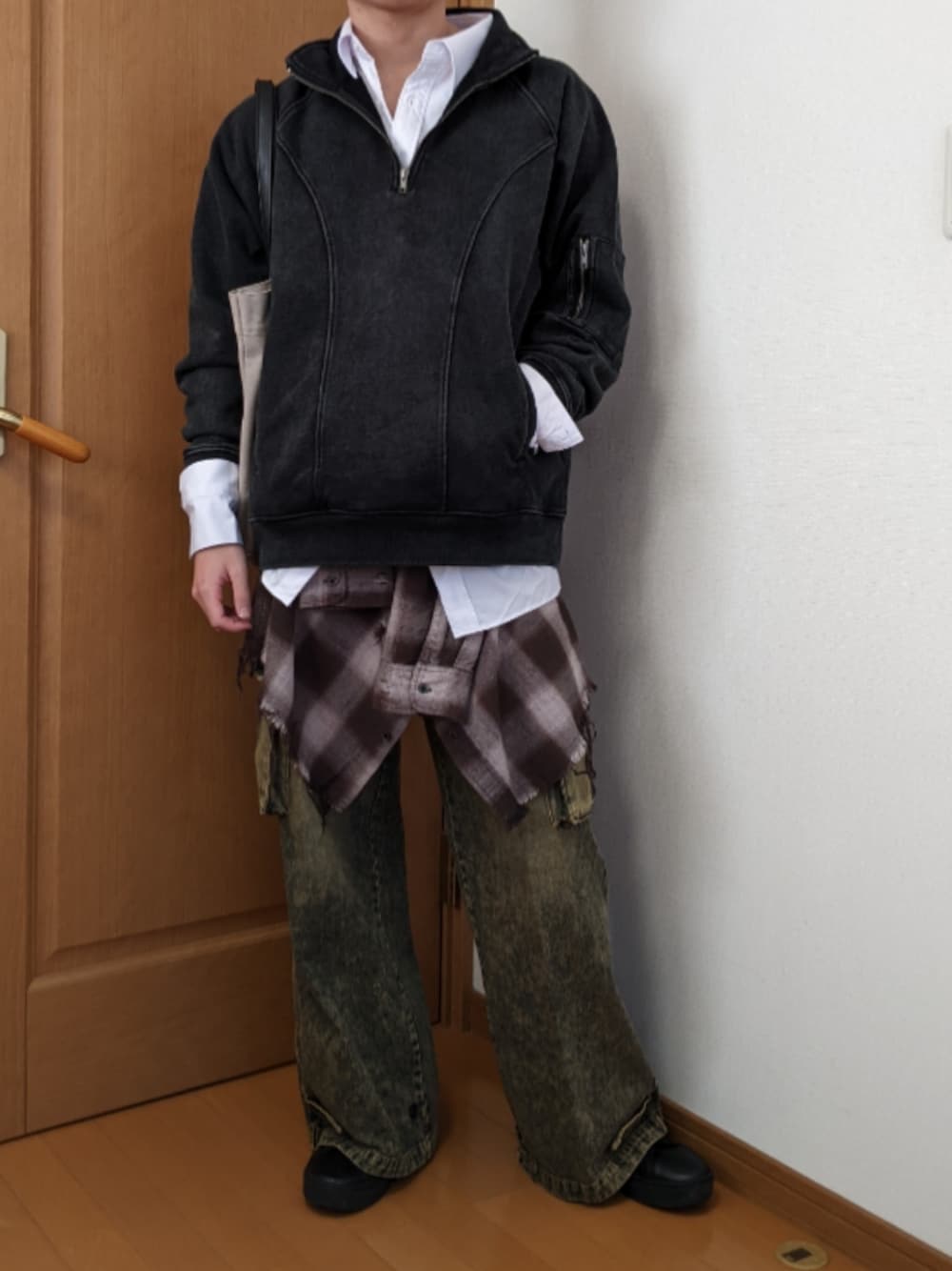「春めき満開コーデ、ハーフジップ、シャツ、GRANCY、チェックシャツ、こしまきスタイル、カーゴパンツ、デニムパンツ、フレアパンツ、レザー、トートバッグ、おでかけコーデ、今日のコーデ」｜「GRANCYの【GRANCY】DoublecuffsDesign Curveline Shirt / ダブルカフスデザイン カーブライン シャツ（シャツ/ブラウス、ホワイト系）」を使った、オト_Otoさん（メンズ・170cm）の春コーディネートの1枚目の写真