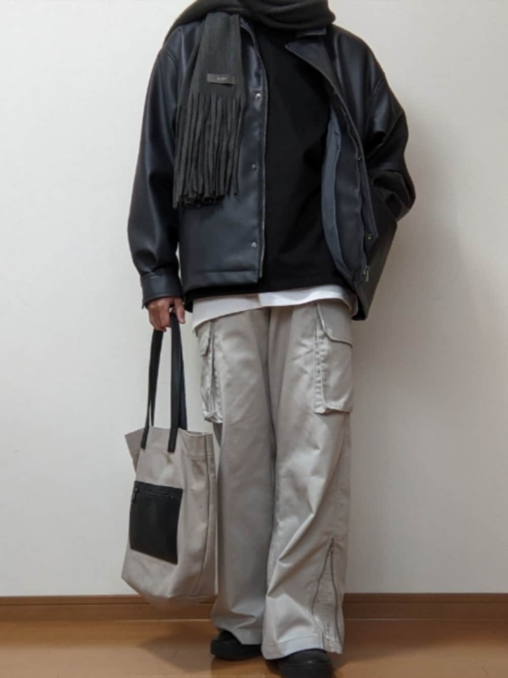 「冬コーデ、レザーブルゾン、マフラー、ロンT、レイヤードスタイル、カーゴパンツ、トートバッグ」｜「CLELの【CLEL】Canvas Tote Bag / キャンバストートバッグ（トートバッグ、グレー系）」を使った、オト_Otoさん（メンズ・170cm）の秋コーディネートの1枚目の写真