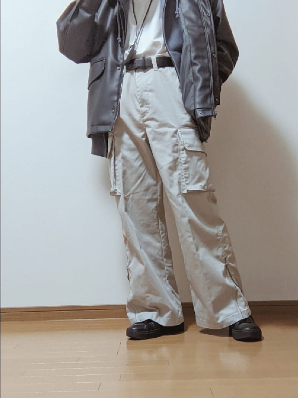 「秋っぽコーデ更新中、レイヤードスタイル、GU、いいね、save、フォローお願いします🤑、タックイン、レザーブルゾン、ジップパーカー」｜「GUのドライポンチロングタンクトップ（タンクトップ、ホワイト系）」を使った、オト_Otoさん（メンズ・170cm）の秋コーディネートの1枚目の写真