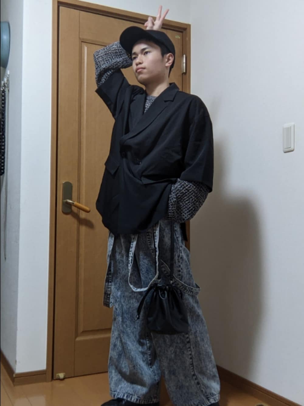 「キレイめ、テーラードジャケット、ニット、デニムパンツ、サスペンダー、キャップ、春コーデ、おでかけコーデ、キンチャクバッグ」｜「GUのアイテム（キャップ、ブラック系）」を使った、オト_Otoさん（メンズ・170cm）の冬コーディネートの1枚目の写真