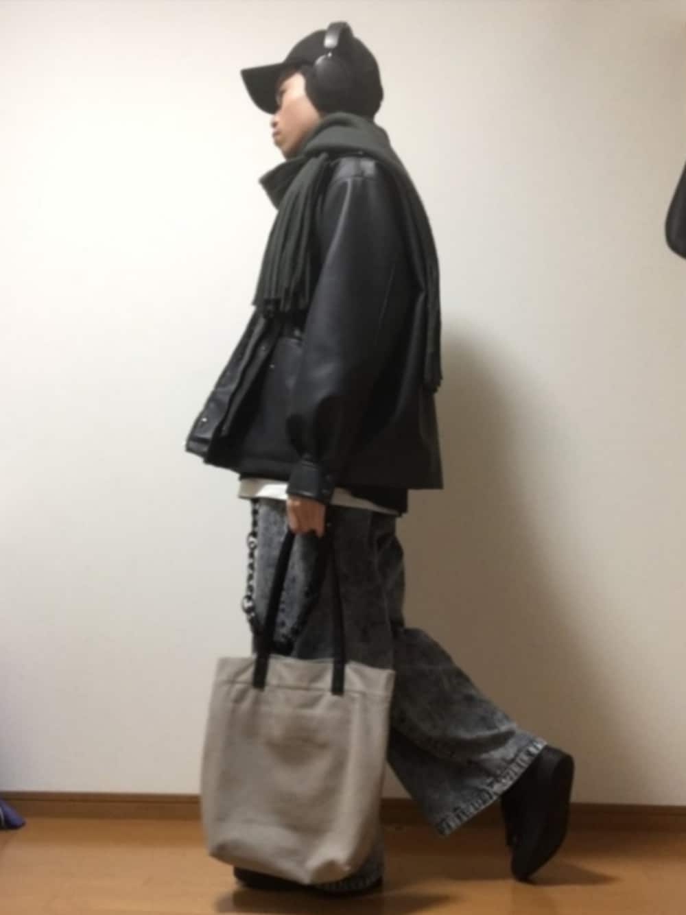「きれいめカジュアル、デニムパンツ、レザーブルゾン、ロンT、マフラー、キャップ、ヘッドホン、真冬のあったかスタイル、おでかけコーデ、トートバッグ」｜「GUのアイテム（キャップ、ブラック系）」を使った、オト_Otoさん（メンズ・170cm）の冬コーディネートの1枚目の写真