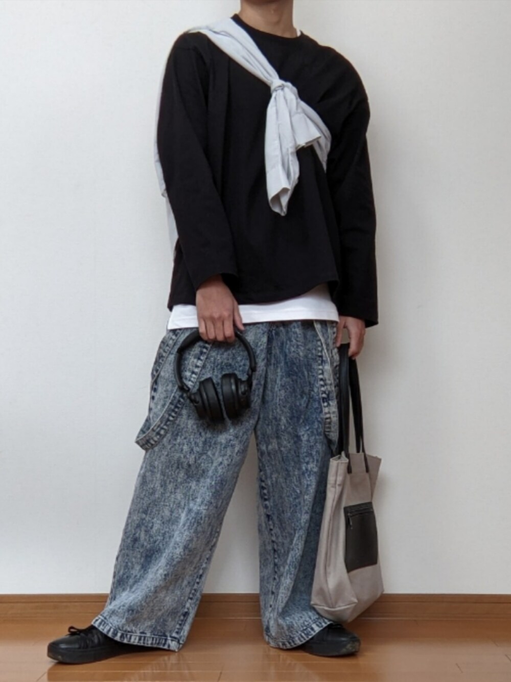 「最近のいい感じコーデ、ロンT、レイヤード、デニムパンツ、サスペンダー、トートバッグ、シャツ」｜「cussilの【cussil/クシル】【11.5oz】ルーズシルエットダブルサスペンダーワイドパンツ（デニムパンツ、ブルー系）」を使った、オト_Otoさん（メンズ・170cm）の秋コーディネートの1枚目の写真