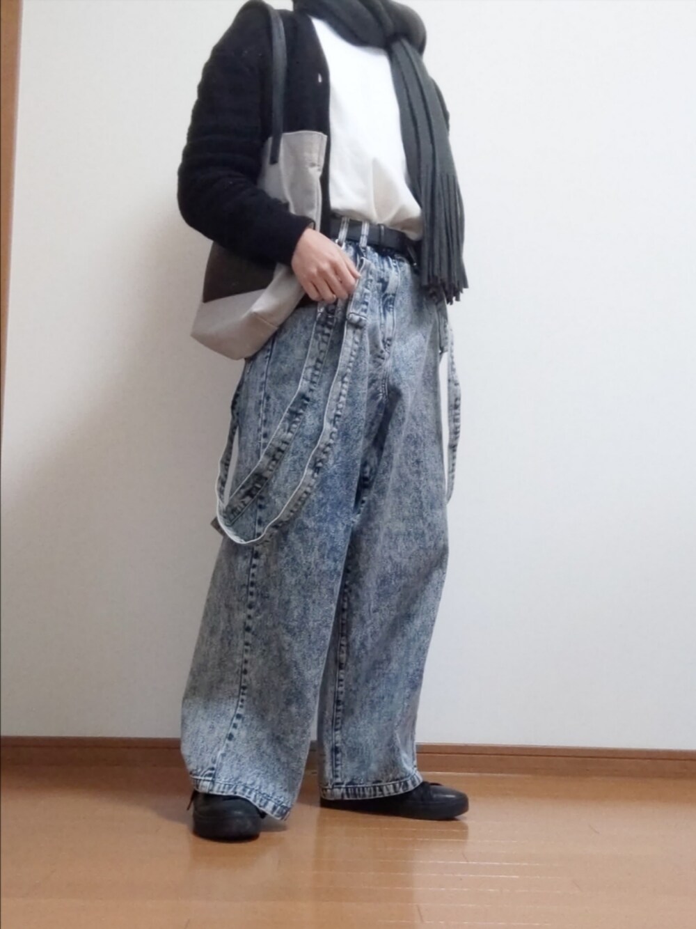 「ロンT、カーディガン、デニムパンツ、サスペンダー、トートバッグ、タックイン、マフラー、女子ウケ、シンプル」｜「CLELの【CLEL】Volume Loose Muffler/ボリュームルーズマフラー（マフラー、グレー系）」を使った、オト_Otoさん（メンズ・170cm）の冬コーディネートの1枚目の写真
