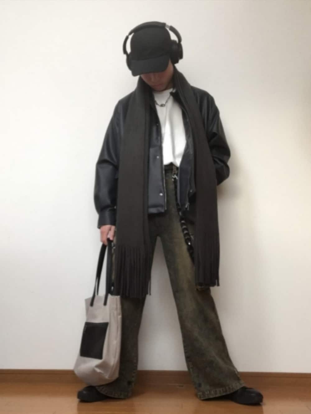 「マフラー、カーゴパンツ、デニム、ロンT、レザーブルゾン、ネックレス、真冬のあったかスタイル、トートバッグ、キャップ、ヘッドホン」｜「GUのアイテム（キャップ、ブラック系）」を使った、オト_Otoさん（メンズ・170cm）の冬コーディネートの1枚目の写真