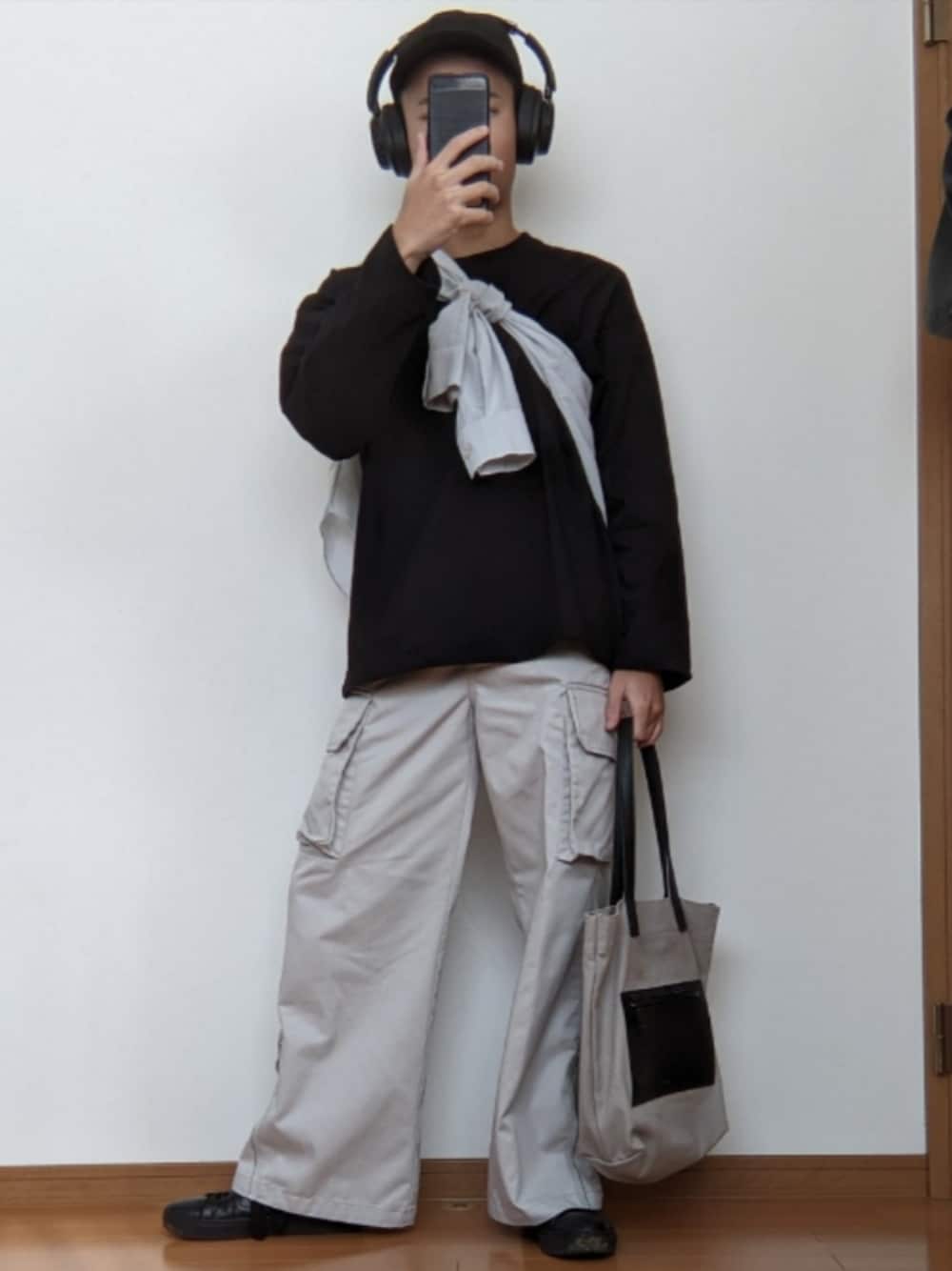 「最近のいい感じコーデ、カーゴパンツ、ロンT、トートバッグ、ヘッドホン、キャップ、たすき掛け、シャツスタイル」｜「ADRERのextra quality deformation flare cargo pants/エクストラクオリティディフォーメーションフレアカーゴパンツ（カーゴパンツ、グレー系）」を使った、オト_Otoさん（メンズ・170cm）の秋コーディネートの1枚目の写真