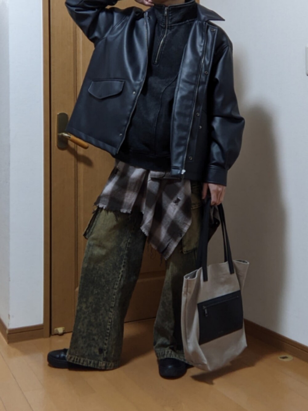 「ハーフジップ、レザーブルゾン、カーゴパンツ、フレアパンツ、チェックシャツ、おでかけコーデ、トートバッグ、アースカラー、ヴィンテージ、カジュアル」｜「CLELの【CLEL】Heavy Weight Vintage Design Half Zip/ヘビーウェイト ヴィンテージデザインハーフジップ（Tシャツ/カットソー、ブラック系）」を使った、オト_Otoさん（メンズ・170cm）の冬コーディネートの1枚目の写真