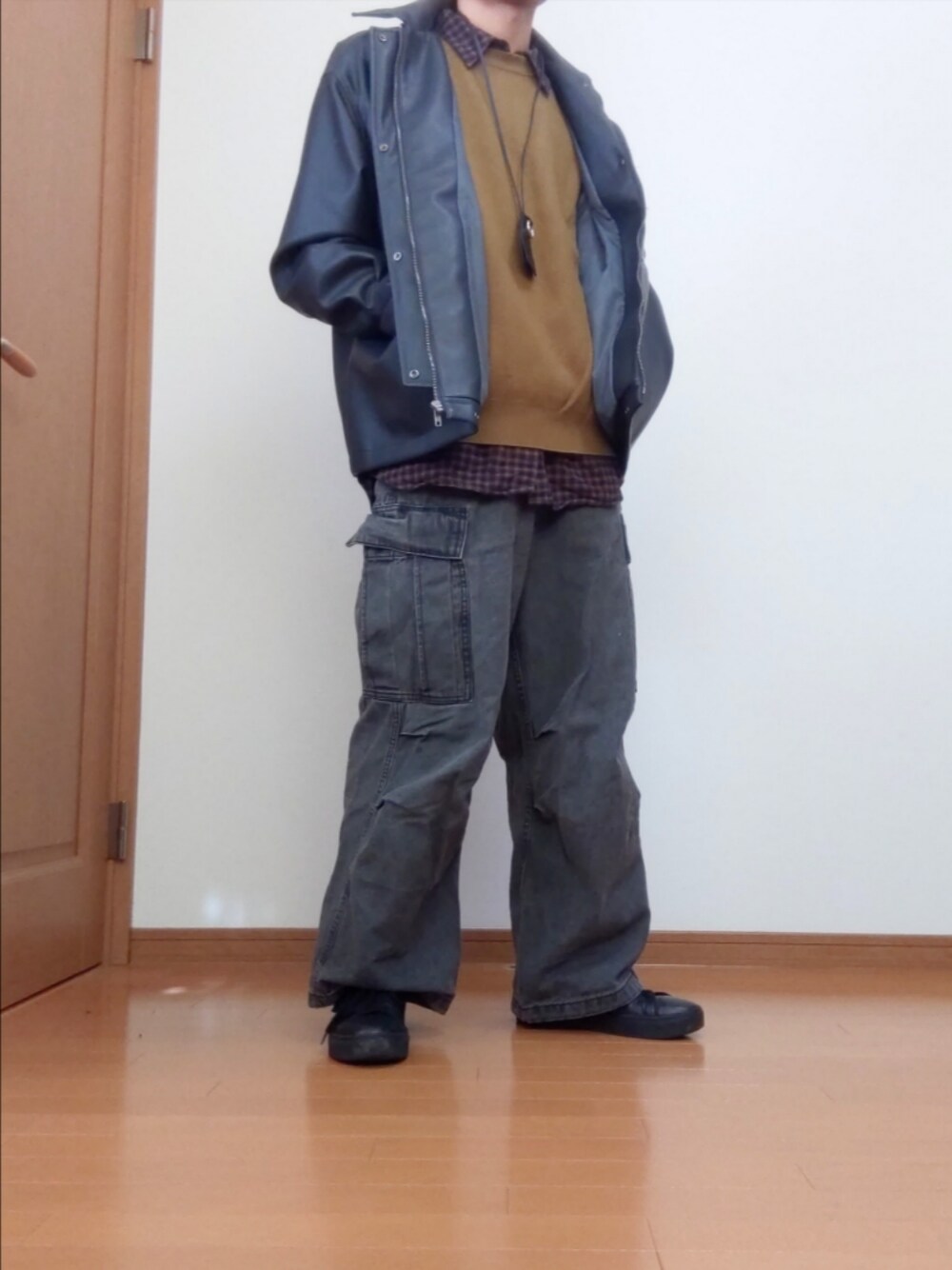「最近のいい感じコーデ、おでかけコーデ、レザーブルゾン、セーター、シャツスタイル、デニムパンツ、カーゴパンツ」｜「MONO-MARTのオーバーサイズドローコード比翼ブルゾン（ブルゾン、グレー系）」を使った、オト_Otoさん（メンズ・170cm）の冬コーディネートの1枚目の写真