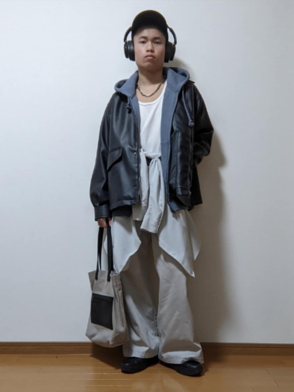 「レイヤードスタイル、カジュアル、カーゴパンツ、シャツ、タンクトップ、パーカー、レザーブルゾン、トートバッグ、キャップ、ヘッドホン」｜「GUのアイテム（キャップ、ブラック系）」を使った、オト_Otoさん（メンズ・170cm）の冬コーディネートの1枚目の写真