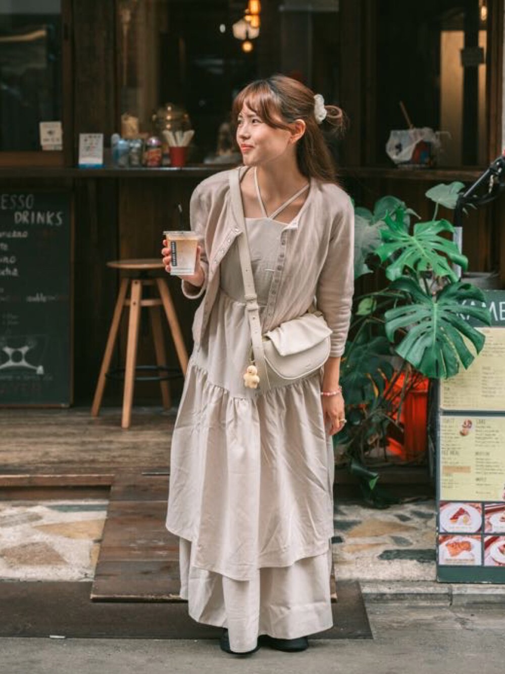 「秋っぽコーデ更新中、淡色コーデ、低身長女子、カーディガンコーデ、オトナガーリー、デートコーデ、agnes b.、JUNOAH、lawgy、ワンピース、大人カジュアル、カジュアル、お洒落さんとつながりたい、カフェコーデ、オトナカジュアル」｜「JUNOAHのバックリボンニット+ティアードフレアキャミワンピースset[高身長サイズMT/低身長サイズS有り]（ワンピース、ホワイト系）」を使った、ayame🐰低身長女子コーデ♡さん（骨格ウェーブ・レディース・152cm）の秋コーディネートの1枚目の写真
