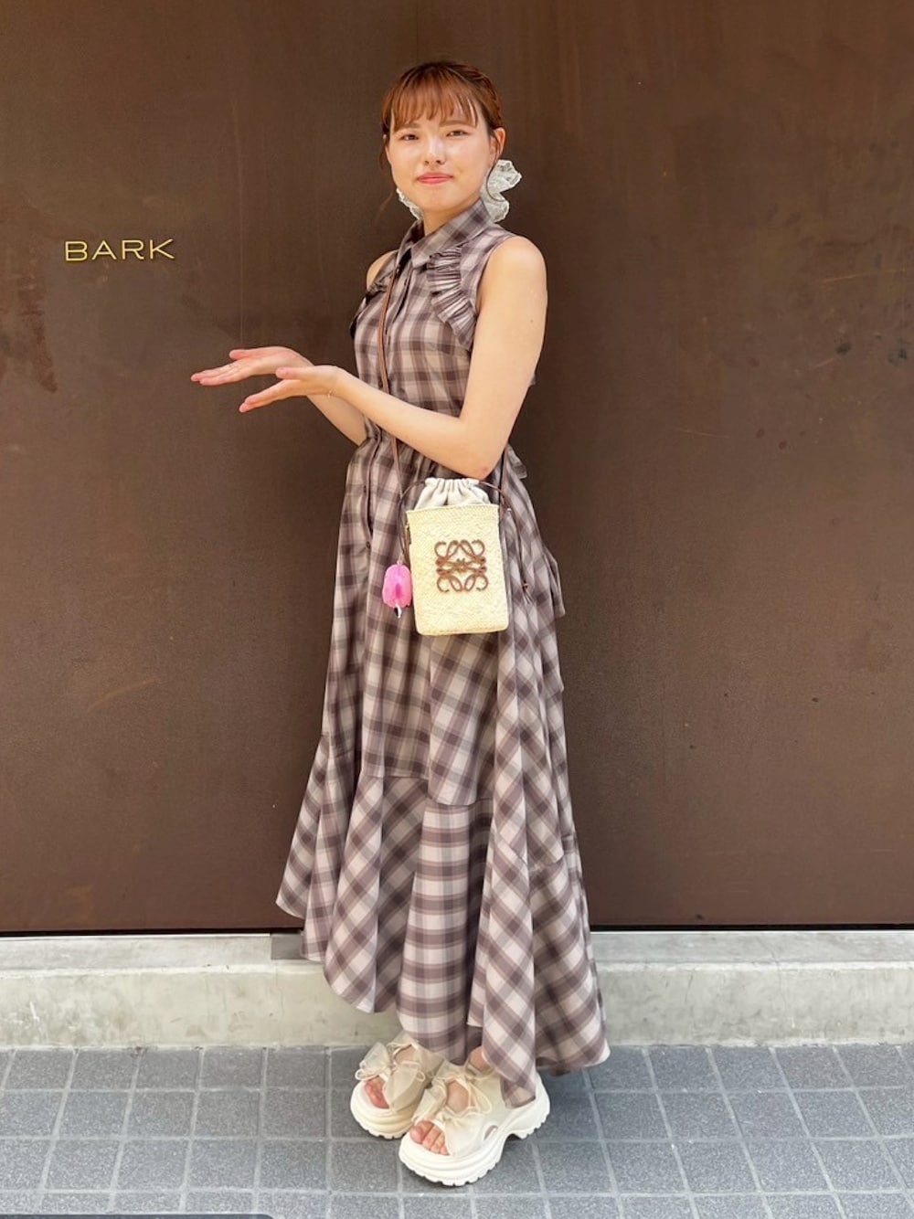 ベージュ系のサンダル、その他のワンピースを着用したレディースの夏コーディネートの1枚目の写真