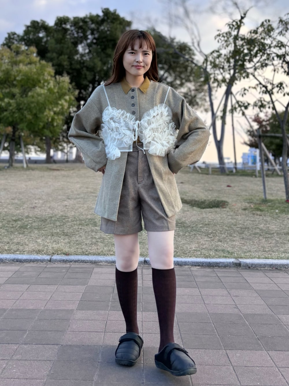 「冬アウター、大人かわいい、秋冬コーデ、チュールビスチェ、レイヤードスタイル、SUBU、LOWRYS FARM、ユニクロ、低身長コーデ、低身長女子、骨格ウェーブ、淡色コーデ、カジュアルコーデ、ショートパンツ、お出かけコーデ」｜「LOWRYS FARMの２ＷＡＹフリルチュールビスチェ　 143398（キャミソール、ホワイト系）」を使った、ayame🐰低身長女子コーデ♡さん（骨格ウェーブ・レディース・152cm）の秋コーディネートの1枚目の写真
