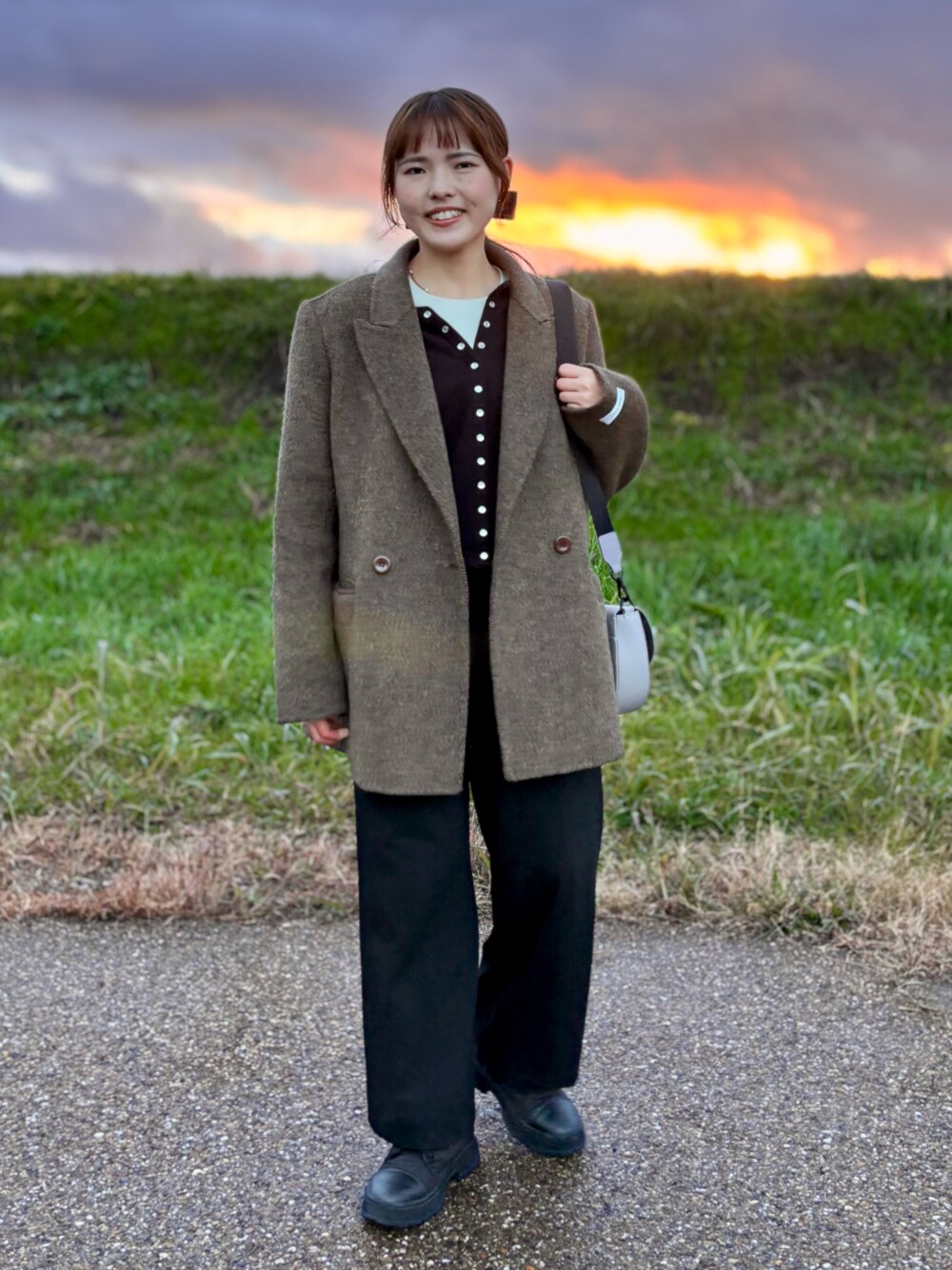 「冬コーデ、大人コーデ、ユニクロ、lawgy、agnes b.、アニエスベー、ジャケット、ジャケットスタイル、モノトーン、カジュアル、カジュアルコーデ、低身長女子、低身長コーデ、骨格ウェーブ、お出かけコーデ」｜「lawgyのhandmade herringbone jacket outer / ハンドメイドヘリンボーンジャケットアウター（その他アウター、ブラウン系）」を使った、ayame🐰低身長女子コーデ♡さん（骨格ウェーブ・レディース・152cm）の冬コーディネートの1枚目の写真