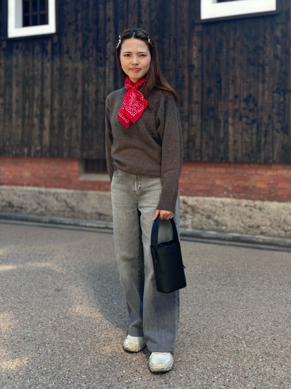 「秋っぽコーデ更新中、秋コーデ、秋のコーデ、秋服準備はじめました、スカーフ、UNIQLO、agnes b.、GOLDY、lawgy、ブラウンコーデ、低身長、低身長女子、骨格ウェーブ、ジーンズ、カジュアル」｜「lawgyのdifferent material platform shoes / ディファレントマテリアルプラットフォームシューズ（スニーカー、ベージュ系）」を使った、ayame🐰低身長女子コーデ♡さん（骨格ウェーブ・レディース・152cm）の秋コーディネートの1枚目の写真