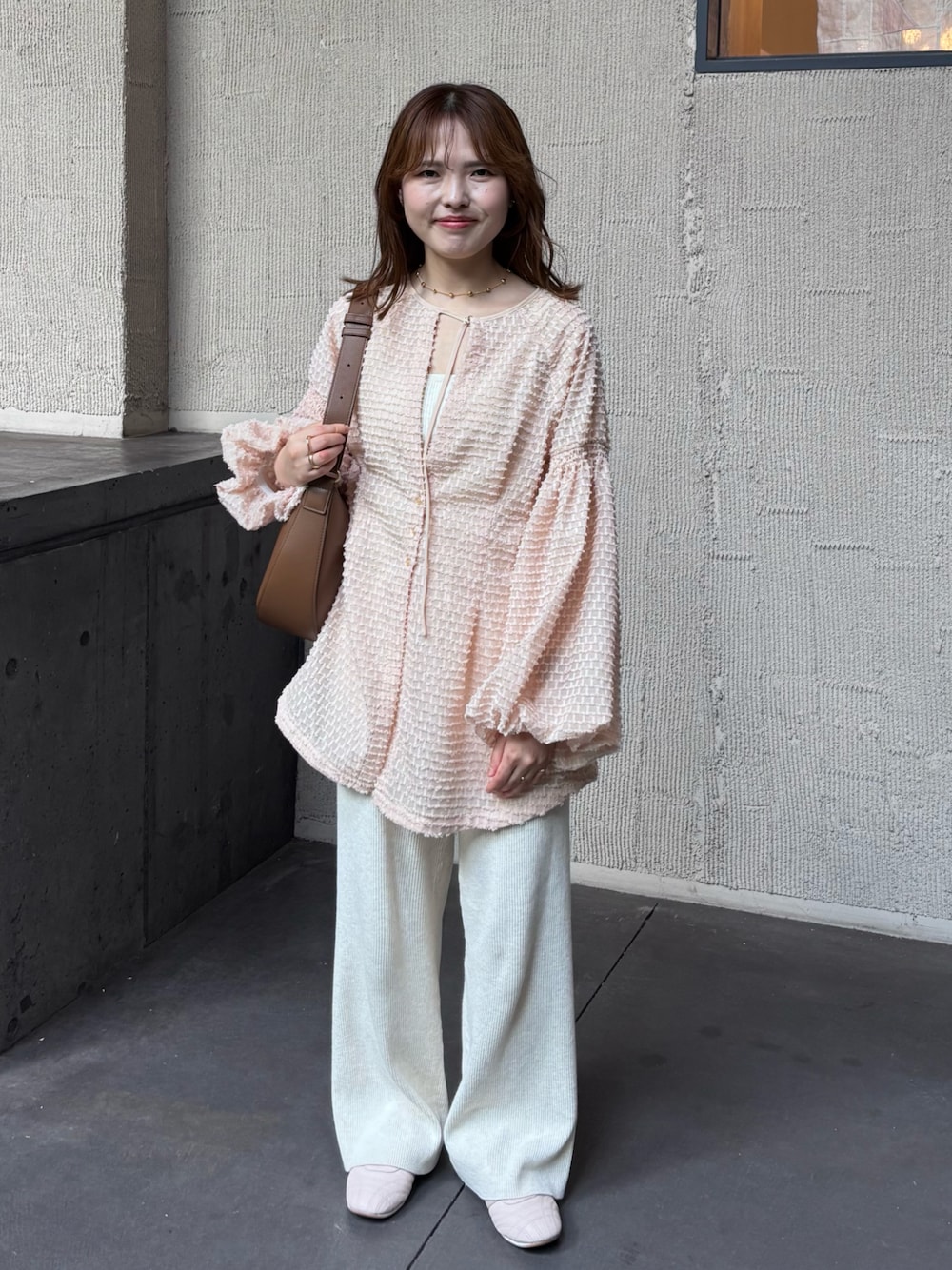 「大人カジュアル、おでかけコーデ、大人女子、春服コーデ、春カラー、adidas originals、mystic、スニーカーコーデ、スニーカー女子、低身長女子、ブラウス、甘めカジュアル、デートコーデ、低身長」｜「mysticのフリンジシェイプチュニック（シャツ/ブラウス、ベージュ系）」を使った、ayame🐰低身長女子コーデ♡さん（骨格ウェーブ・レディース・152cm）の春コーディネートの1枚目の写真