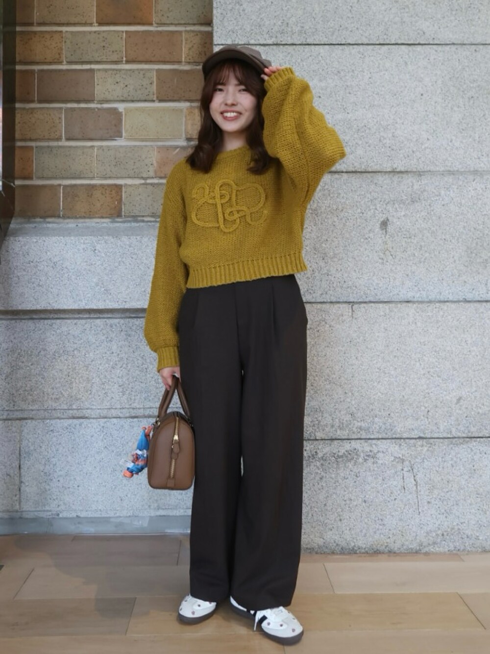 「ブラウン、秋カラー、秋コーデ、シンプルスタイル、ニット、低身長女子、低身長コーデ、カジュアルコーデ、adidas originals、LIAN、UNIQLO、ユニクロ、スニーカーコーデ、骨格ウェーブ、オトナカジュアル」｜「LIANの透かしあみロゴ刺繍ニット（ニット/セーター、イエロー系）」を使った、ayame🐰低身長女子コーデ♡さん（骨格ウェーブ・レディース・152cm）の秋コーディネートの1枚目の写真