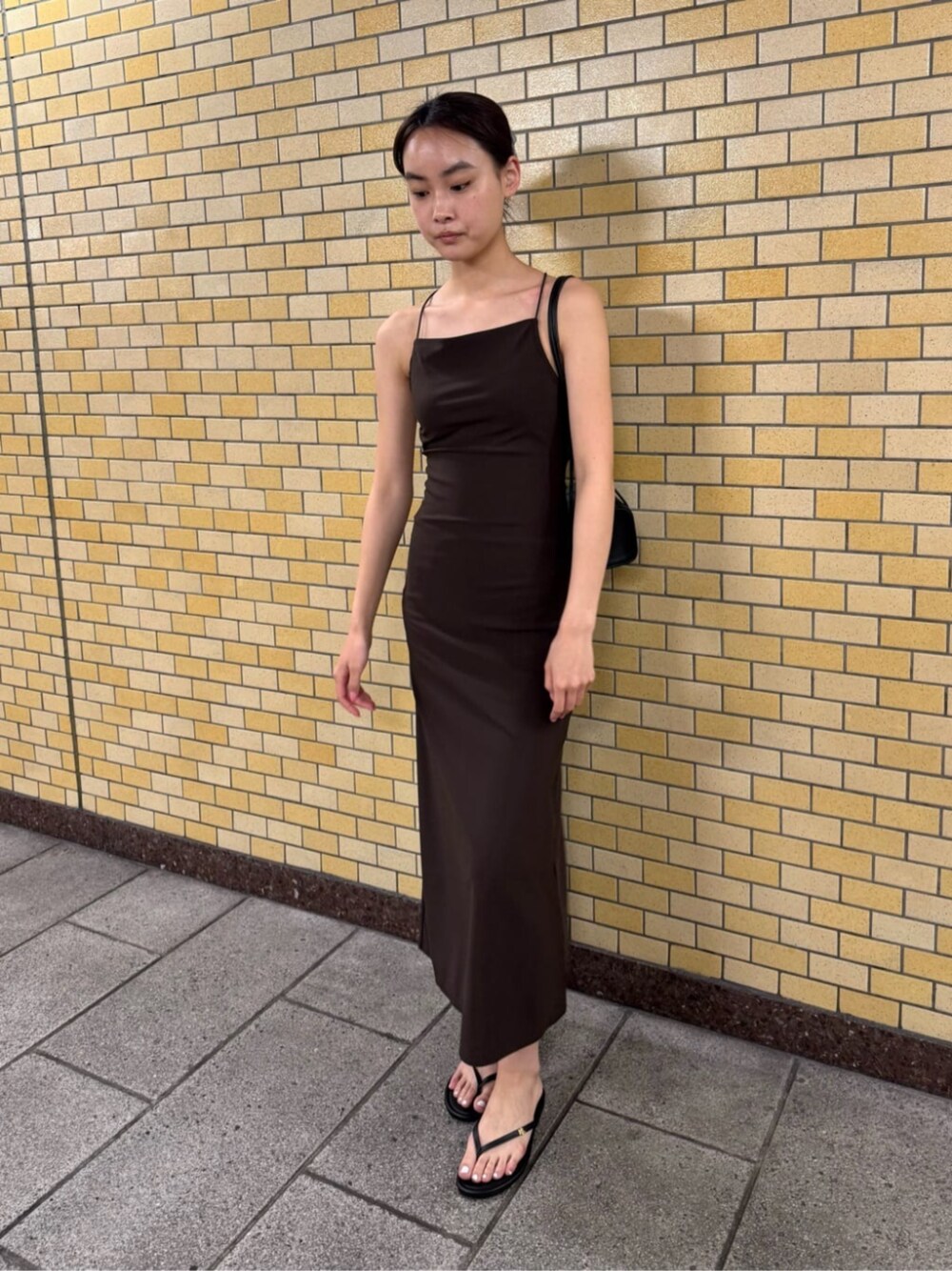 ブラウン系のワンピースを着用したレディースの夏コーディネートの1枚目の写真