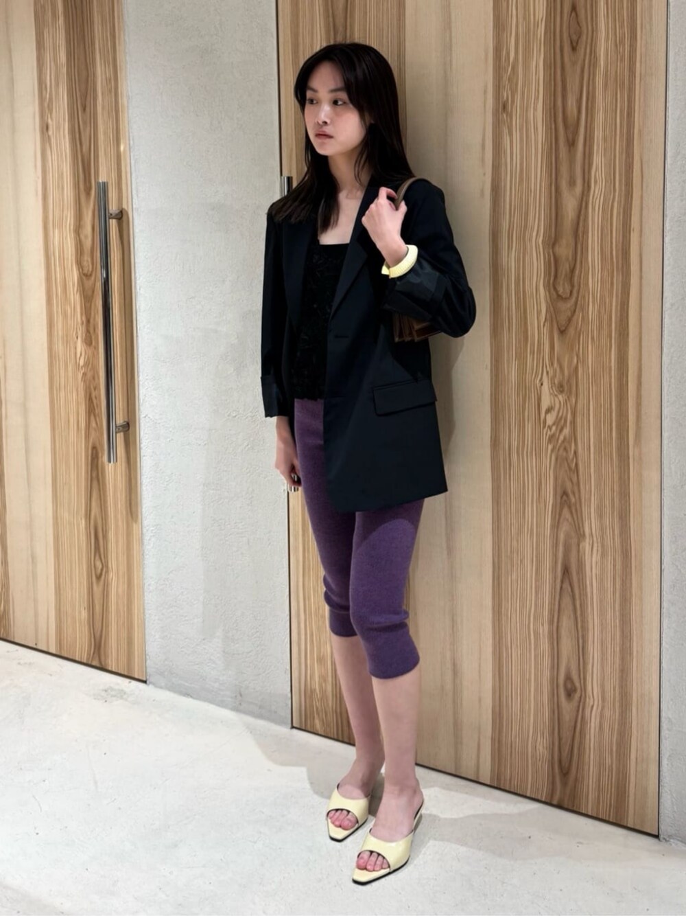 パープル系のその他パンツ、ブラック系のキャミソール、ブラック系のその他アウターを着用したレディースの春コーディネートの1枚目の写真