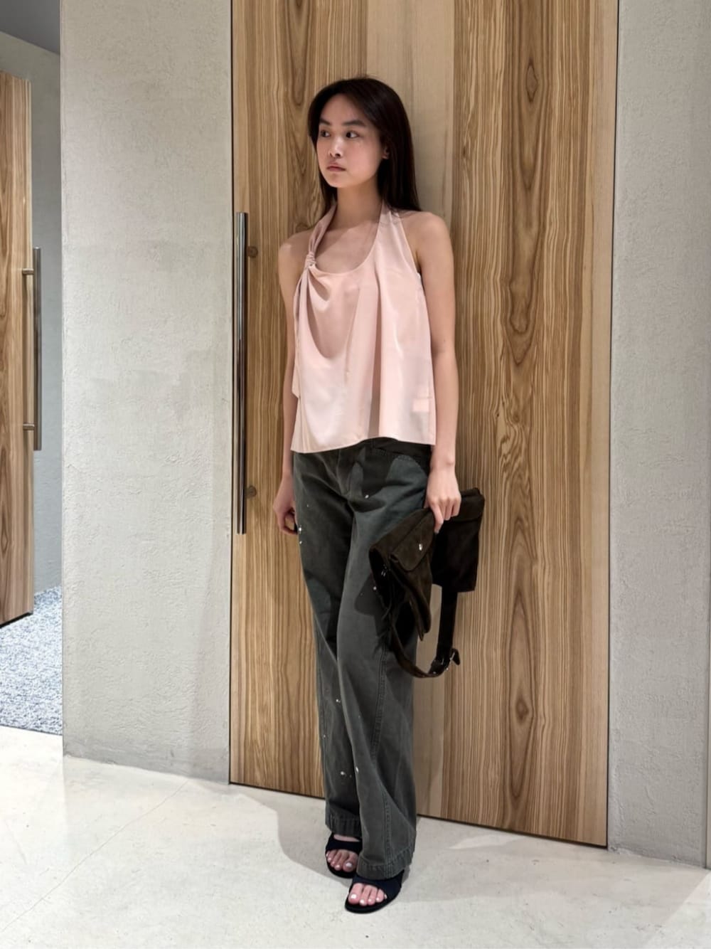 ホワイト系のキャミソール、ピンク系のその他トップス、グリーン系のその他パンツを着用したレディースの春コーディネートの1枚目の写真