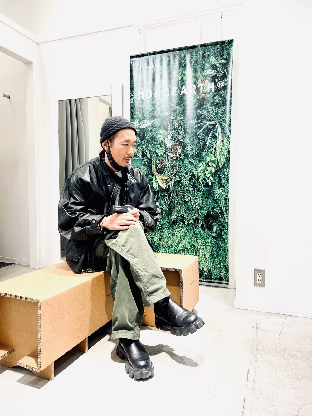 「CA4LAのアイテム（ニットキャップ/ビーニー、ブラック系）」を使った、阿部顕悟さん（メンズ・176cm）の秋コーディネートの1枚目の写真