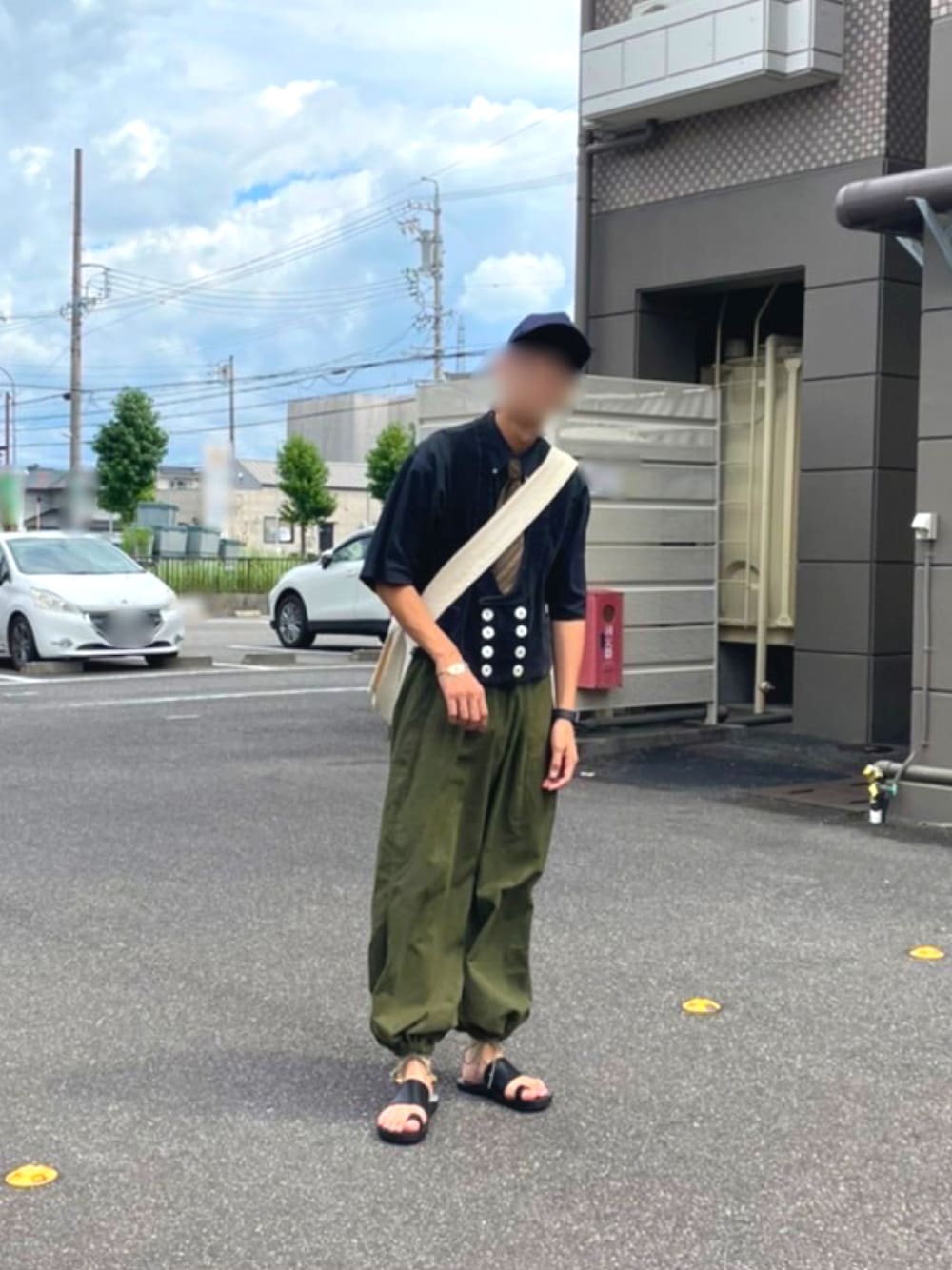 「今日のコーデ、大人カジュアル、残暑コーデ、古着、ミリタリー、サンダル、アメリカ軍、イギリス軍、ユッタニューマン、おしゃれさんと繋がりたい」｜「JUTTA NEUMANNのALICE（サンダル、ブラック系）」を使った、アパ松さん（メンズ・186cm）の秋コーディネートの1枚目の写真