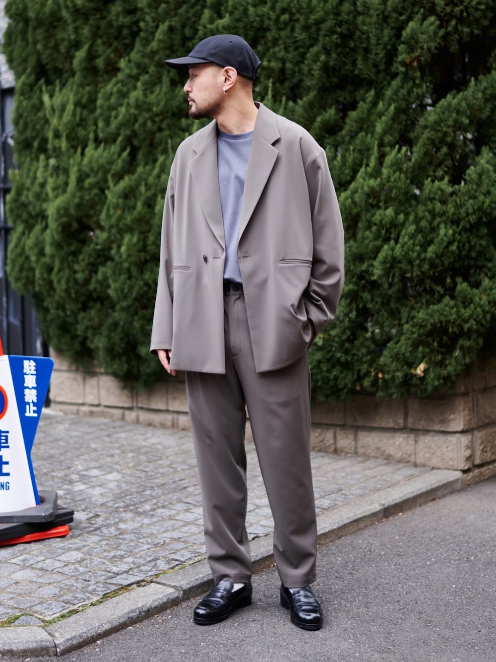 グレー系のTシャツ/カットソー、ブラウン系のセットアップ、ブラウン系のその他パンツを着用したメンズの春コーディネートの1枚目の写真