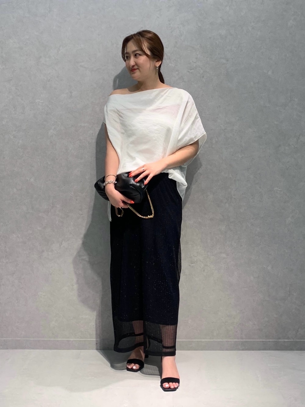 「大人コーデ、オトナカジュアル、大人かわいい、スニーカーコーデ、低身長女子、シアースカート、夏コーデ、アシンメトリー」｜「Rouge vifのアシメトリースリーブブラウス（シャツ/ブラウス、ホワイト系）」を使った、MIHIROさん（レディース・153cm）の夏コーディネートの1枚目の写真