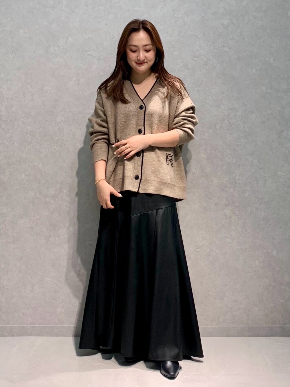 「カーディガン、オトナカジュアル、休日スタイル、秋、レザースカート、秋色、低身長女子」｜「Rouge vif Annaのバックロゴニットカーディガン（カーディガン/ボレロ、ベージュ系）」を使った、MIHIROさん（レディース・153cm）の秋コーディネートの1枚目の写真